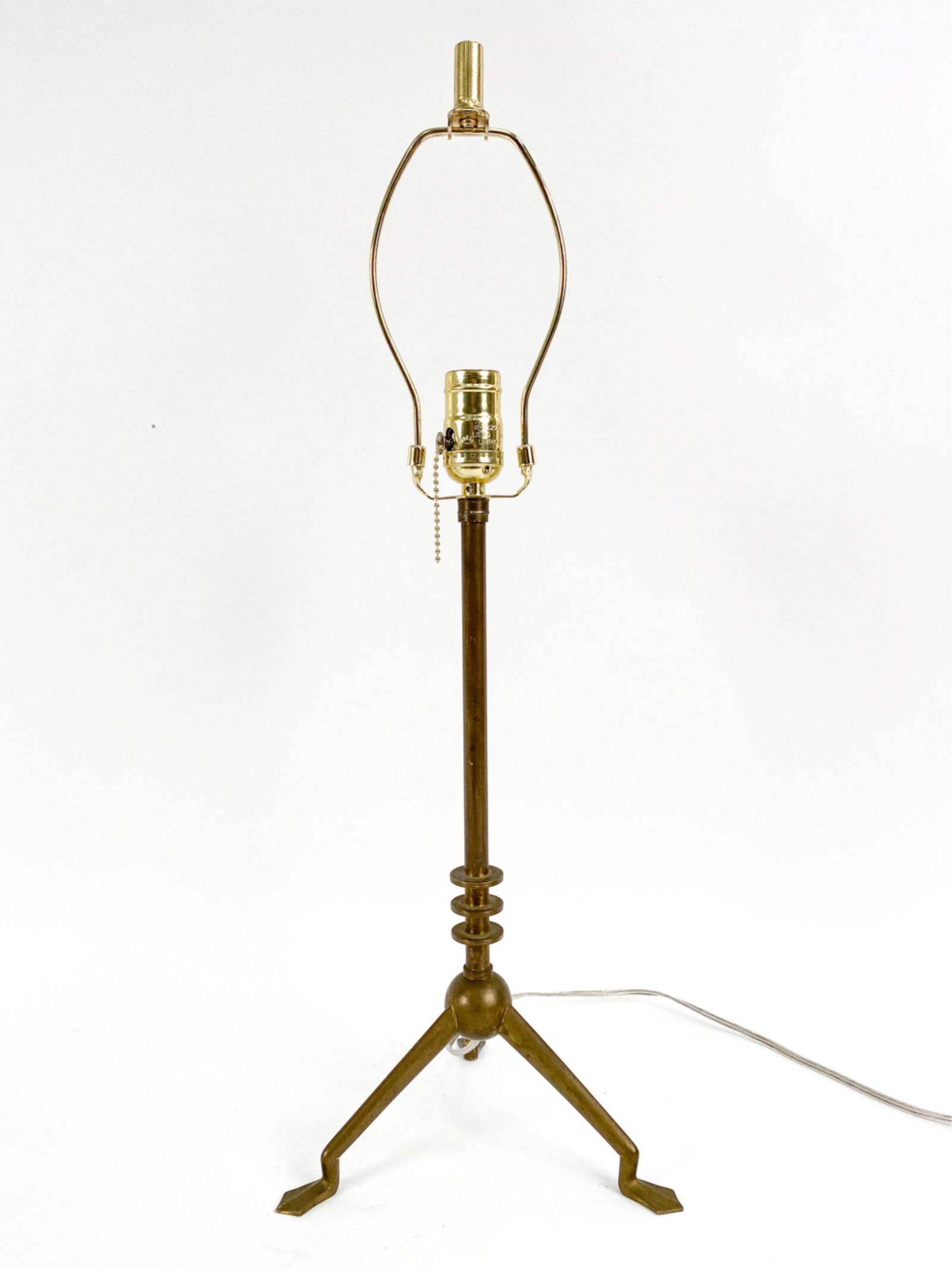 VINTAGE MACHINE AGE BRASS TRIPOD-BASE TABLE LAMP (1 of 5)