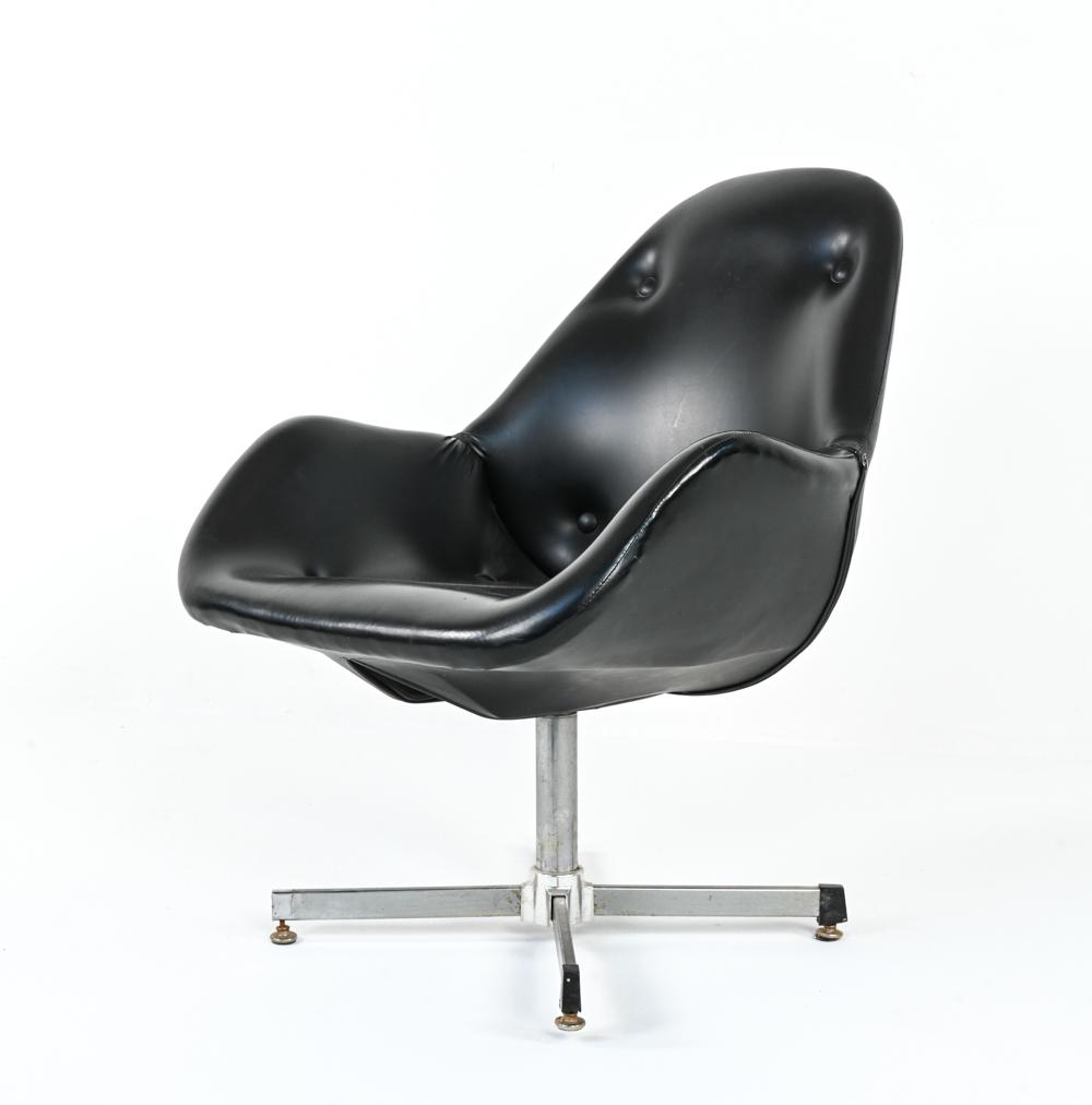 MID-CENTURY VINYL POD SWIVEL CHAIR: Dimensions: H 33" x W 26" x D 24.5" x SH 16" Condition: Missing one foot. Vinyl with a few light rubs and faint spots of discoloration; pitting to metal base. Wear consistent with age and use.