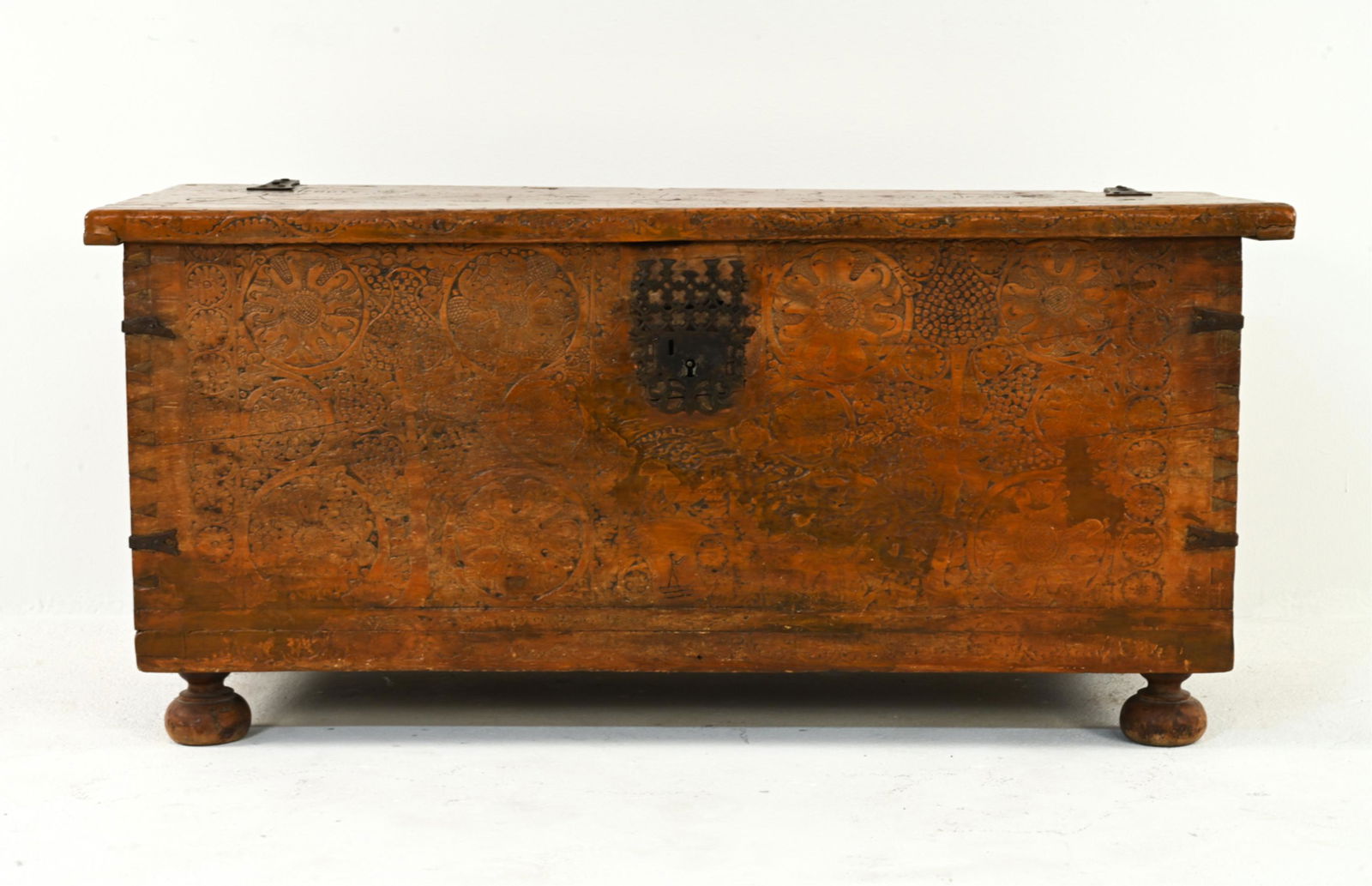 ANTIQUE UNUSUAL FOLK CARVED BLANKET CHEST (1 of 11)