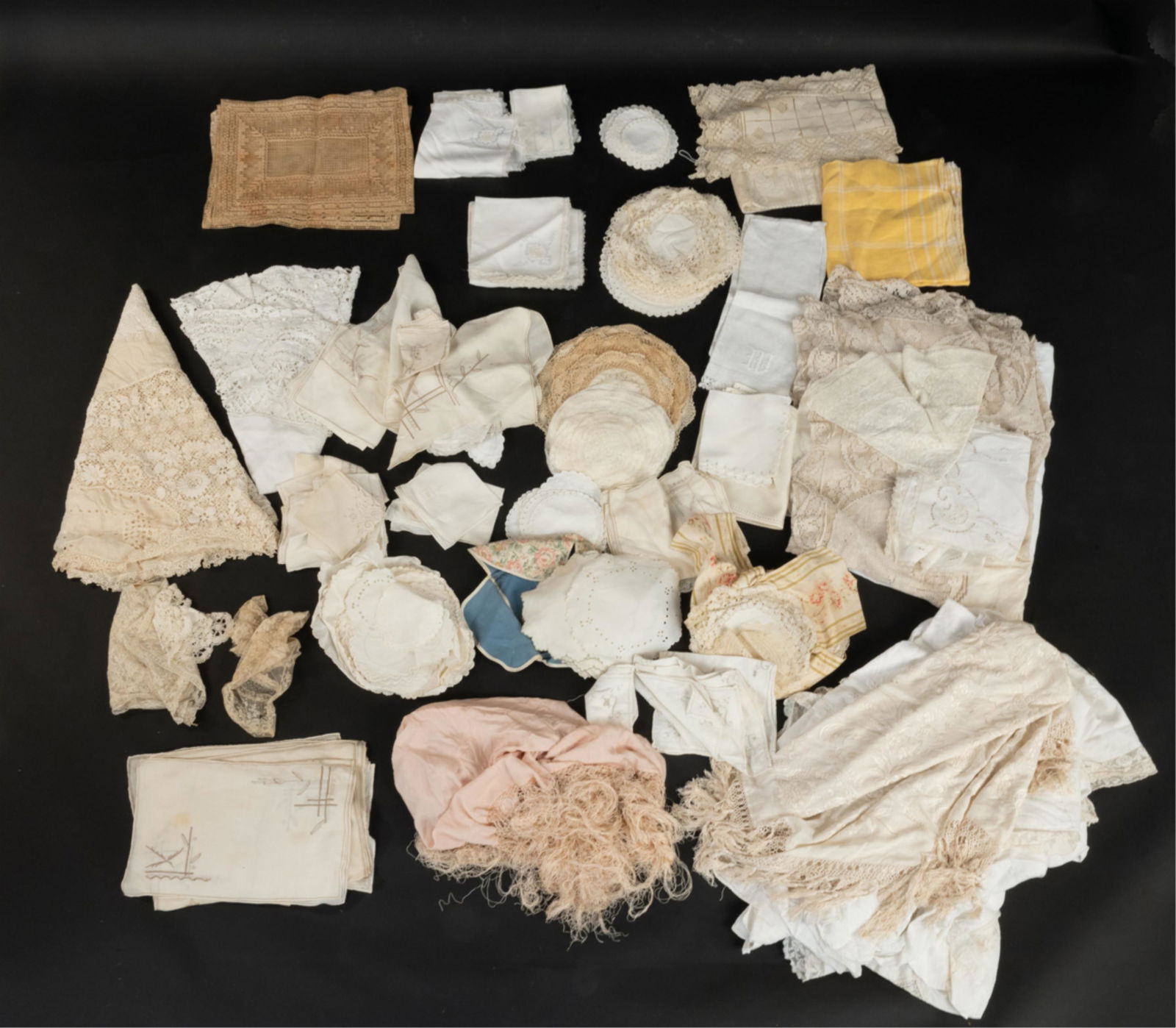 GROUPING OF ANTIQUE LINENS, TEXTILES & NEEDLEWORK (1 of 8)