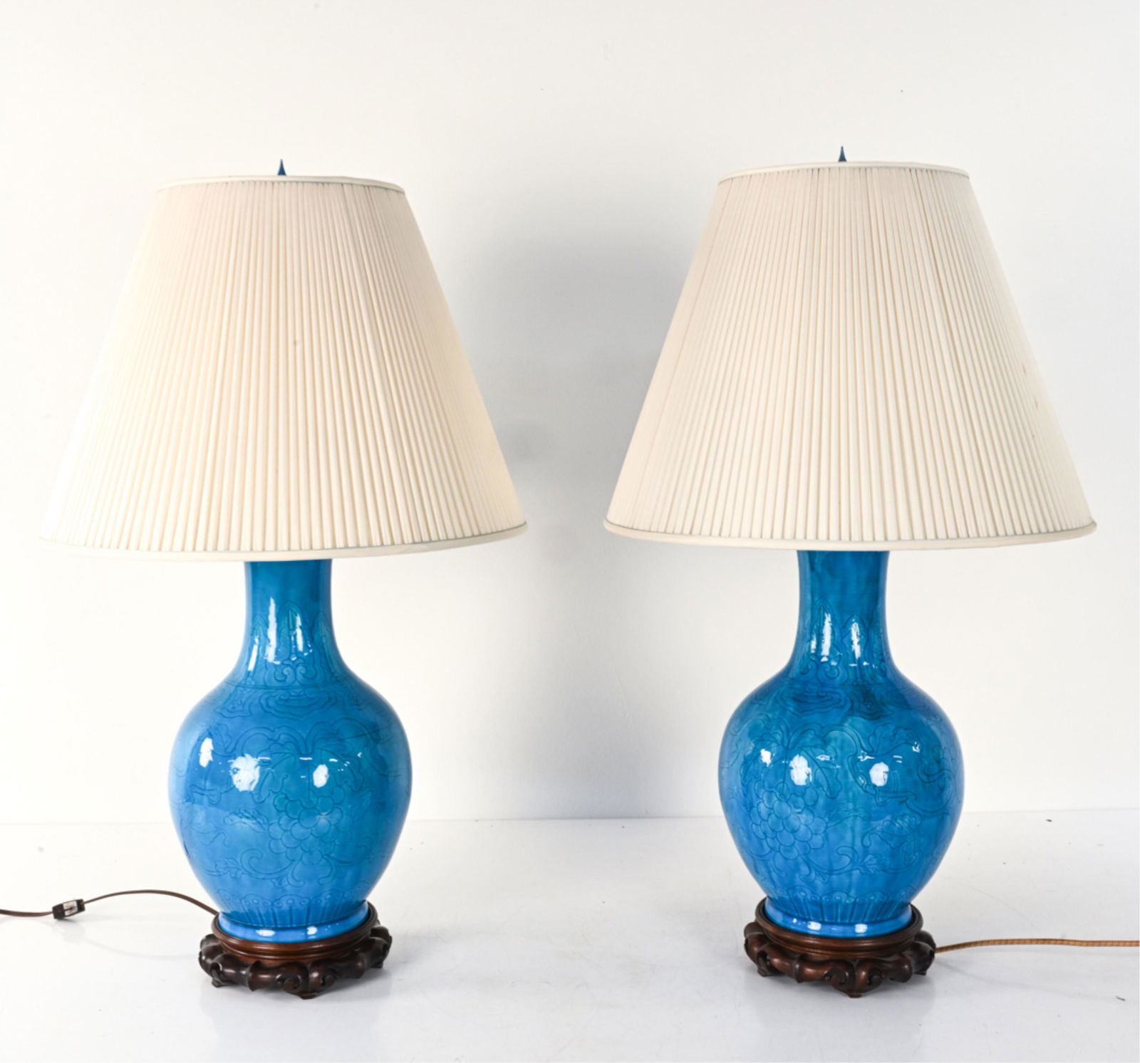PAIR OF CHINOISERIE TURQUOISE PORCELAIN LAMPS (1 of 11)