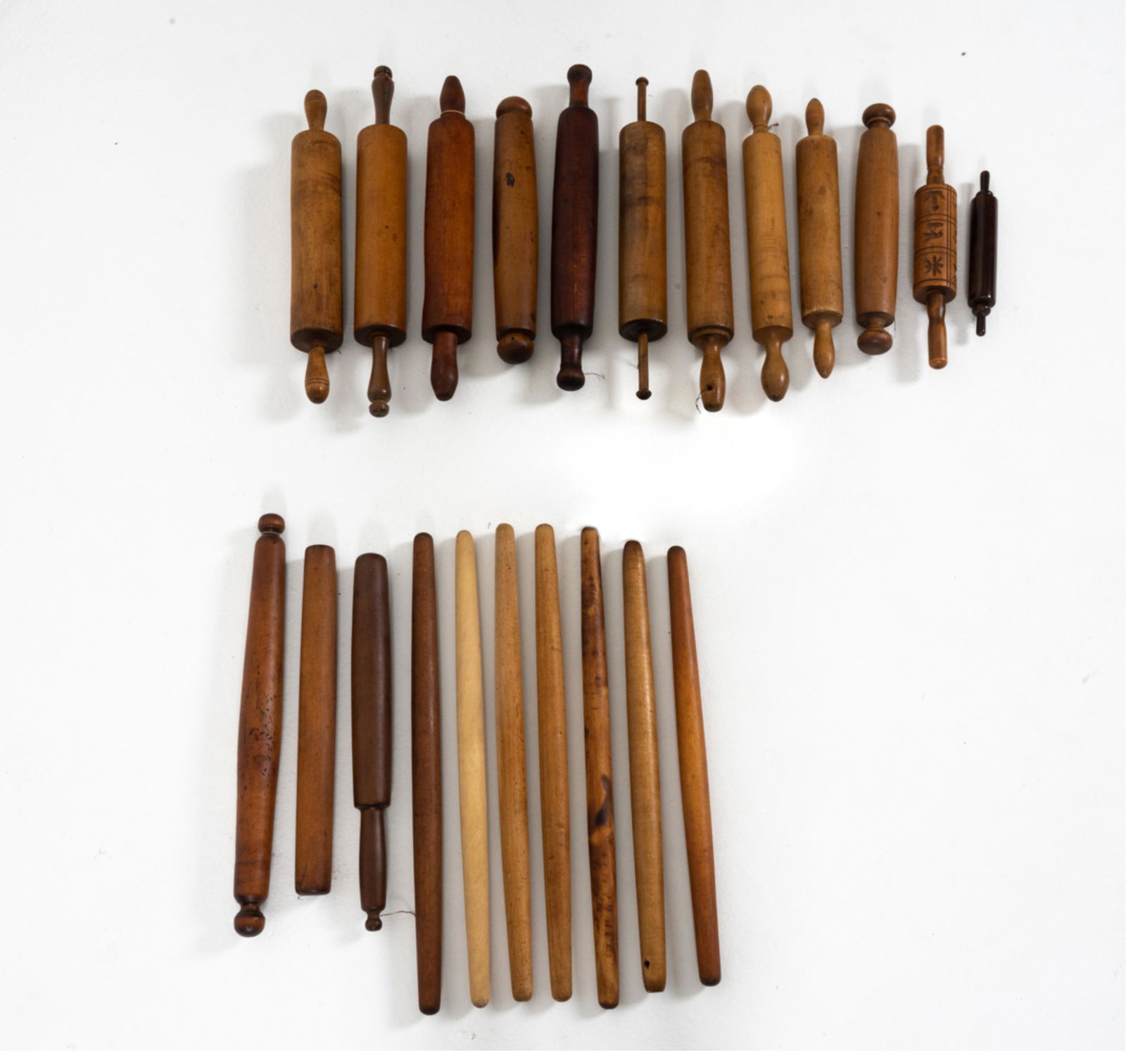 GROUPING OF ANTIQUE & VINTAGE WOODEN ROLLING PINS (1 of 10)