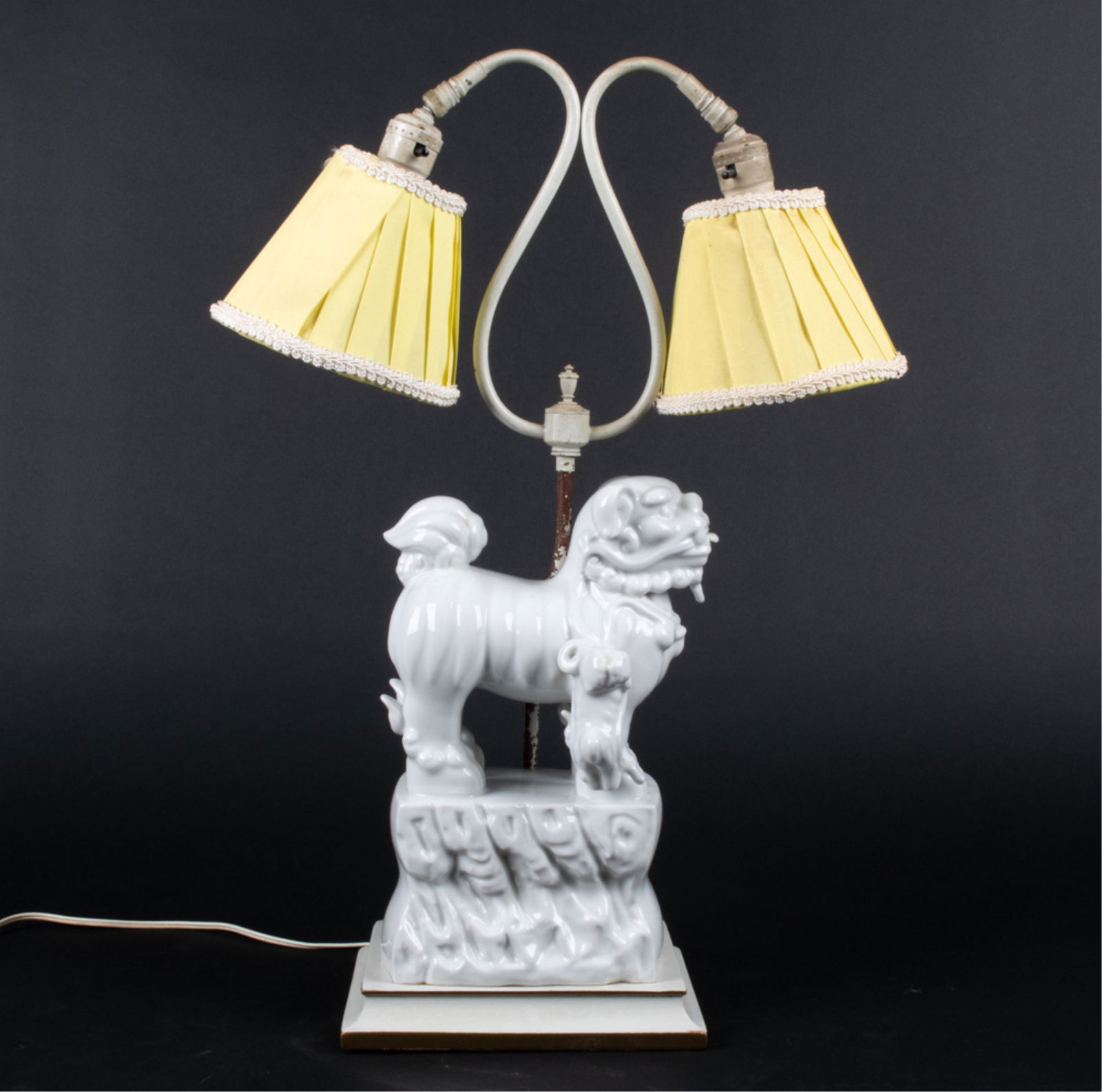 VINTAGE CHINESE BLANC DE CHINE FOO DOG TABLE LAMP (1 of 12)