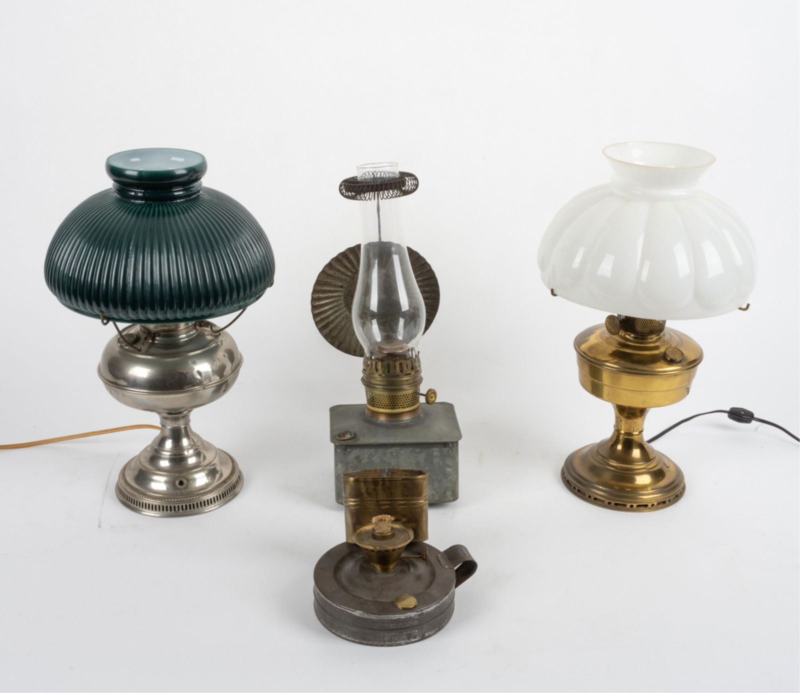 GROUPING OF ANTIQUE OIL LAMPS INCL. RAYO, ALADDIN (1 of 9)