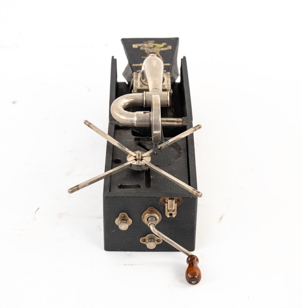 PETER PAN GRAMOPHONE CO. PORTABLE PHONOGRAPH (1 of 10)