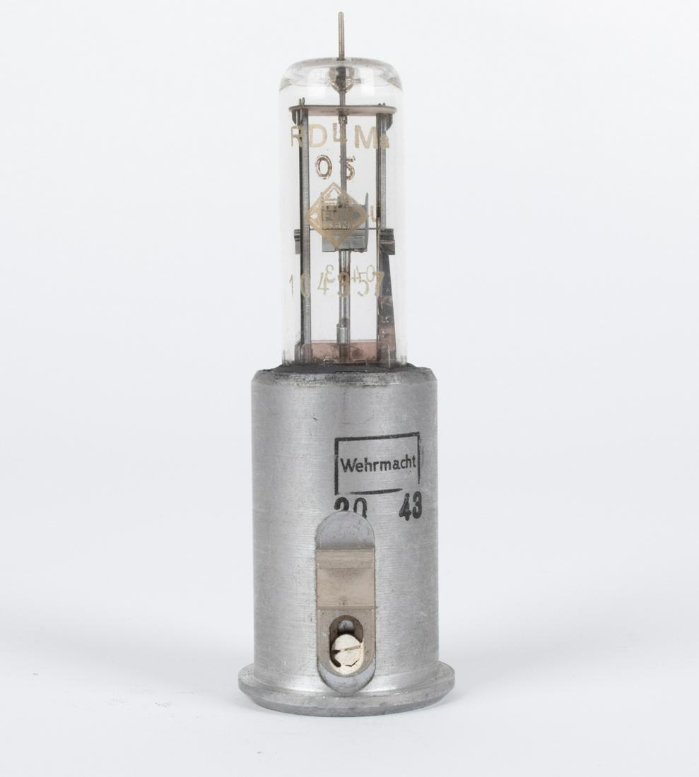 TELEFUNKEN RD4Ma VACUUM TUBE: This very unusual Telefunken tube was designed to operate as an oscillator in the 18-26cm bandwidth. Filament tested at 3.3V and draws the correct 4amps, with a bright intense glow. No further testing