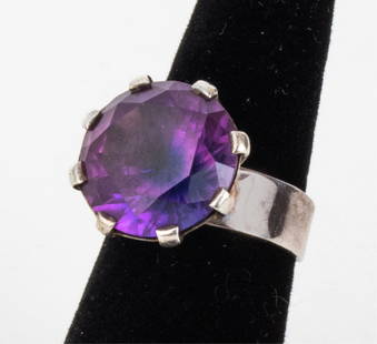 BENGT HALLBERG SWEDEN SILVER GEMSTONE RING: Swedish Modernist cocktail ring in sterling silver, set with an oversized round faceted pink-purple gemstone with dark indigo center, possibly a synthetic spinel or sapphire. Signed inside shank, c. 1