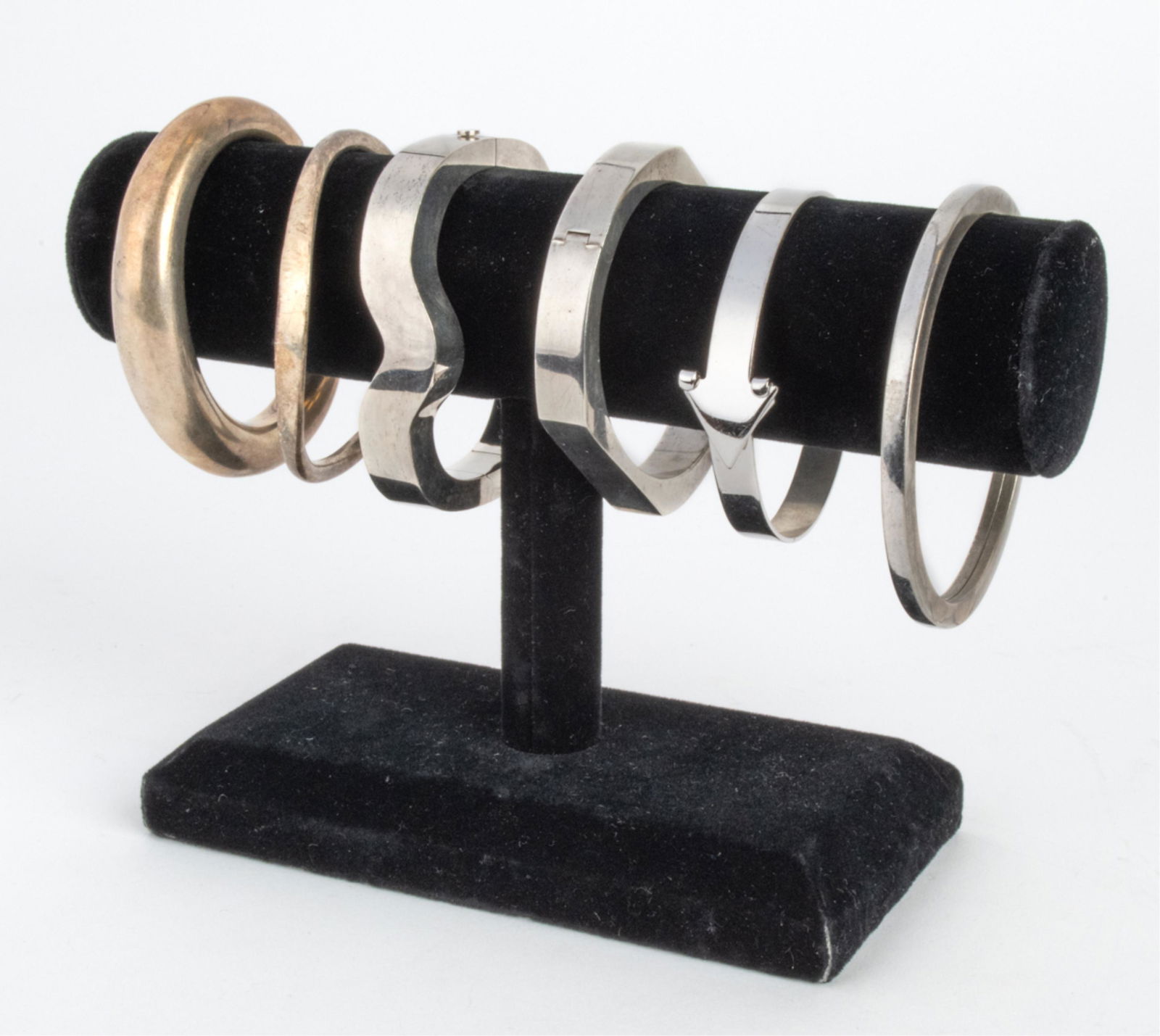 GROUPING OF MODERNIST STERLING SILVER BANGLES (1 of 12)