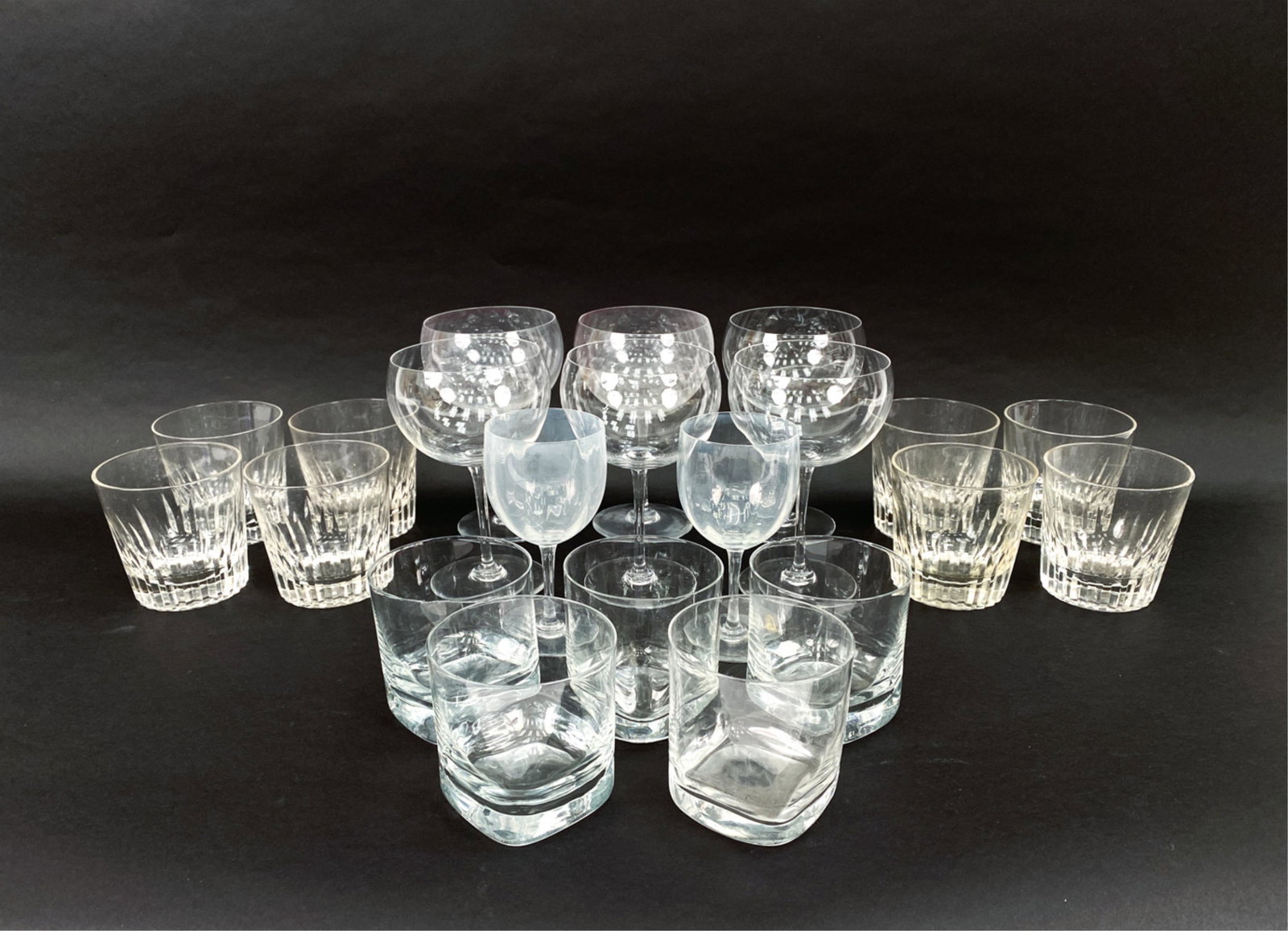 GROUPING OF BACCARAT BARWARE IN ORIGINAL BOXES: Including (6) wine goblets, (2) white wine goblets, (8) tumblers, (5) whisky glasses. Dimensions: (Largest box) L 14" x W 9.5" x D 8" Condition: A couple whisky glasses with flea bites. Boxes with dam