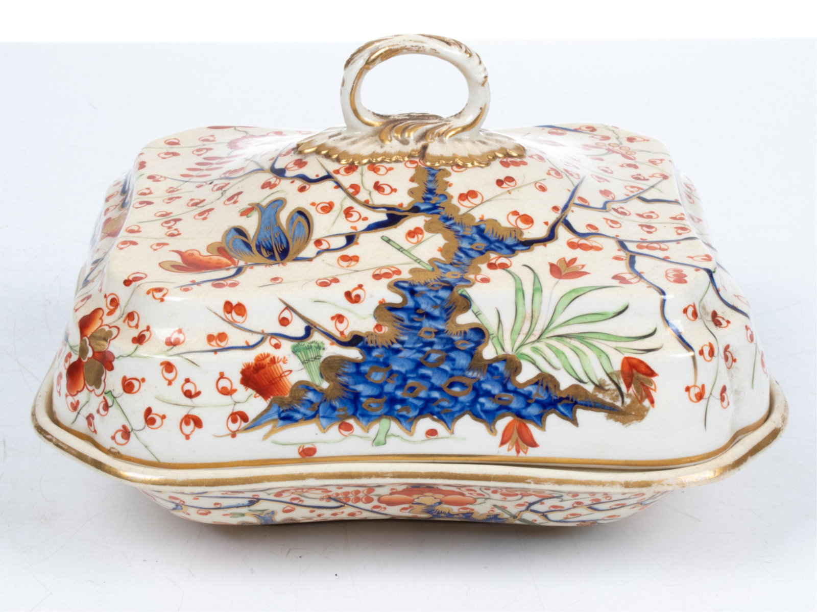 LATE 18TH C. DERBY IMARI PORCELAIN COVERED BOWL: Signed with red factory mark underneath. Dimensions: (Incl. lid) H 7" x W 10.5" x D 8.75" Condition: A few small chips and divots to rim of bowl; light crazing and toning throughout; rubbing to gildin