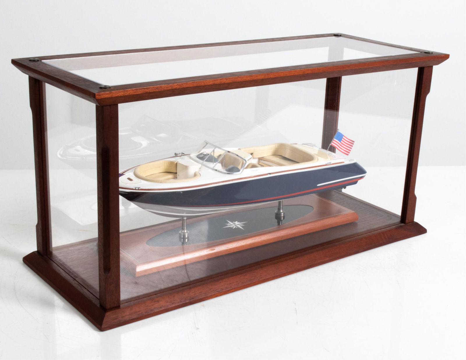 CHRIS CRAFT MODEL SPEEDBOAT IN DISPLAY CASE (1 of 20)
