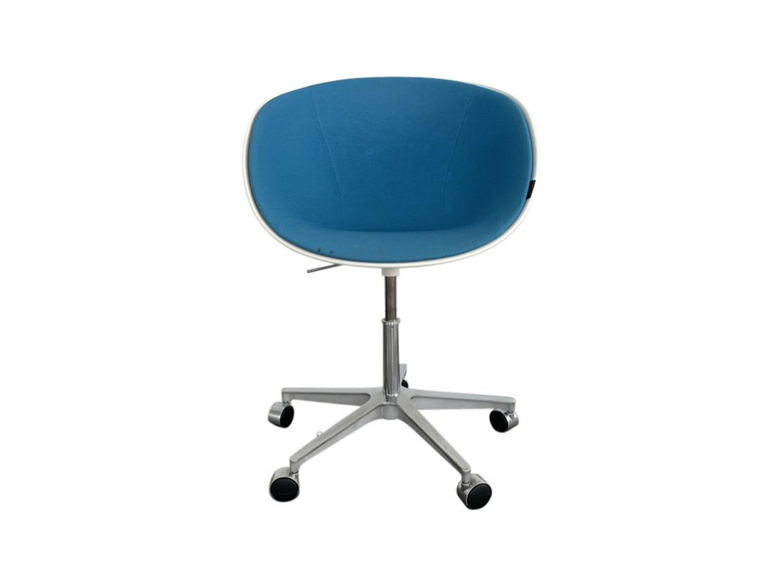 HIROMICHI KONNO FRITZ HANSEN RIN SWIVEL CHAIR: RIN is a multifunctional chair created by the Japanese designer Hirochimi Konno. It is designed to be in perfect harmony with Japanese and Danish design traditions. The original idea for the RIN chair