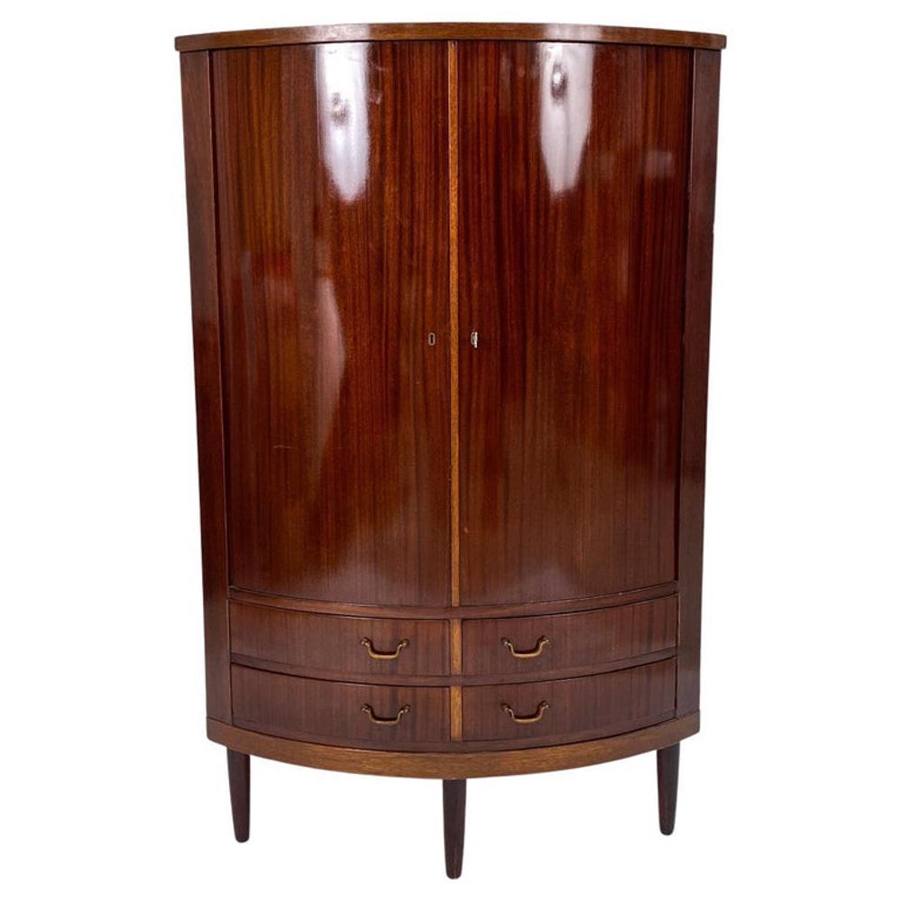 FRITS HENNINGSEN-STYLE MAHOGANY CORNER CABINET: A handsome Danish mid-century corner cabinet with a rounded front, in the manner of Frits Henningsen's traditional-leaning designs. In rich, beautifully grained mahogany, this cabinet oozes elegance. 