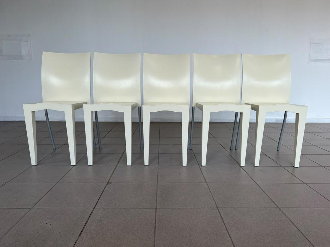 (5) PHILIPPE STARCK, KARTELL MISS GLOBAL CHAIRS: Set of five impressive "Miss Global" chairs by Philippe Starck, edition Kartell, 1980's. The chairs feature gray lacquered curved tube steel back feet and white plastic seat and back. Thanks to the du