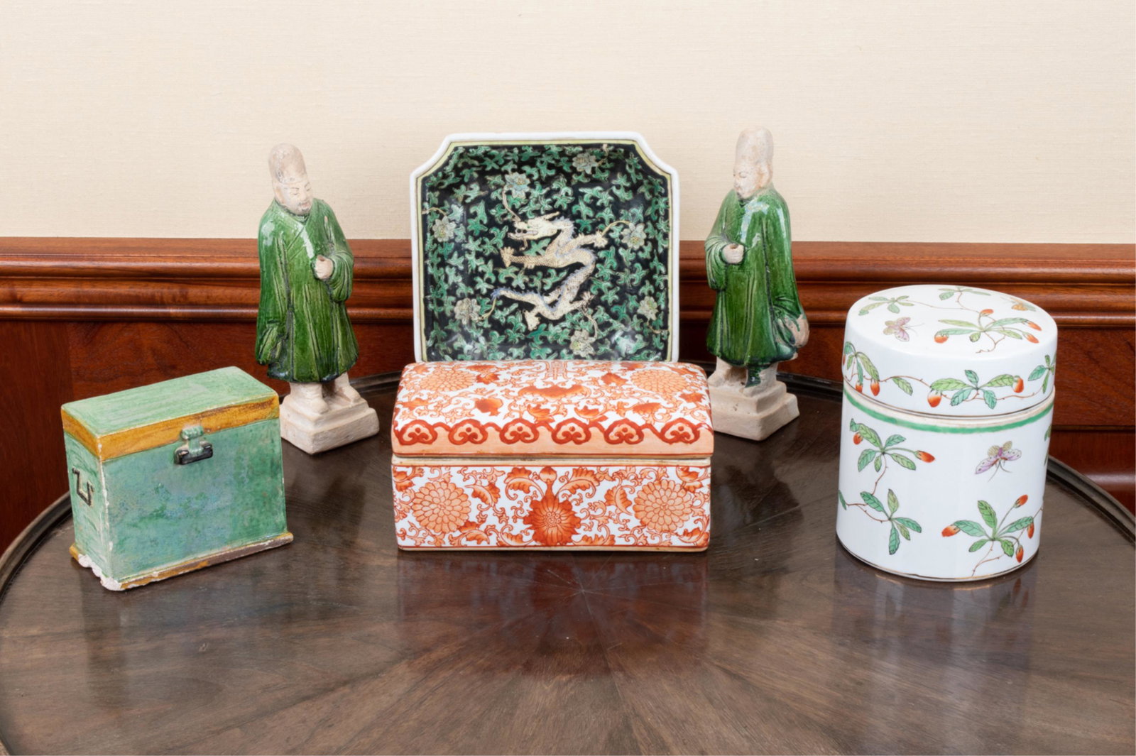 GROUPING OF DECORATIVE CHINESE CERAMICS (1 of 1)