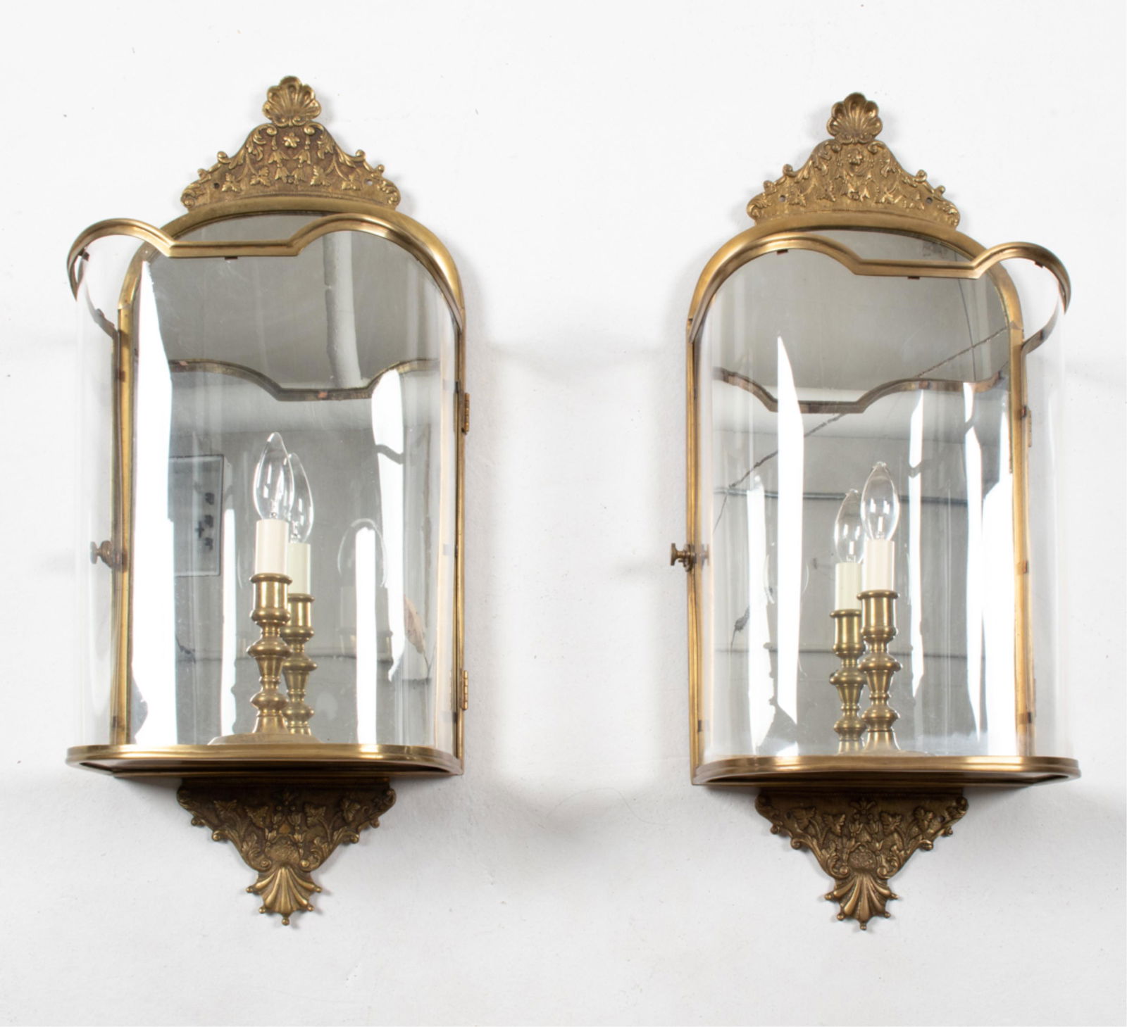(2) VAUGHAN LARGE BRASS & GLASS LANTERN SCONCES (1 of 9)