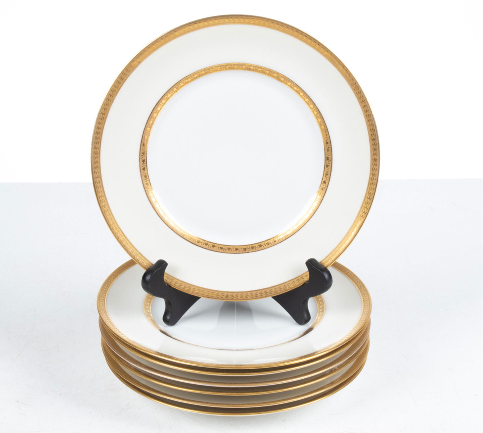 (7) LIMOGES GILT PORCELAIN DINNER PLATES: Dimensions: Dia. 9.75" Condition: A few rubs and losses to gilding, a few faint knife marks.