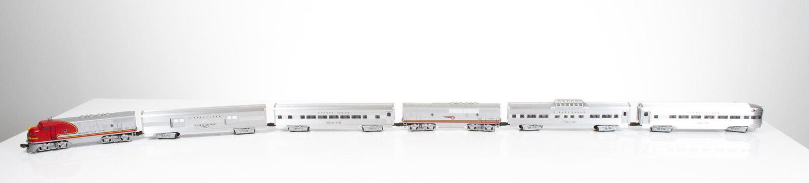 GROUPING OF VINTAGE LIONEL MODEL TRAINS (1 of 10)
