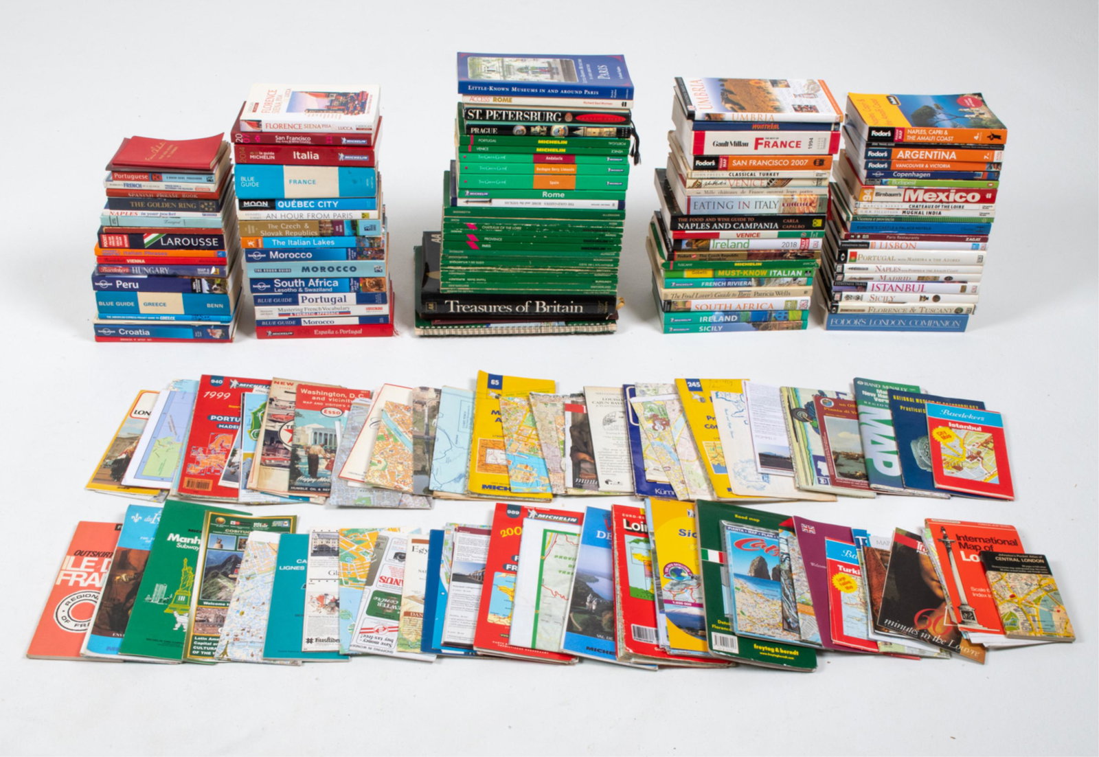 GROUPING OF VINTAGE TRAVEL GUIDES & MAPS (1 of 9)