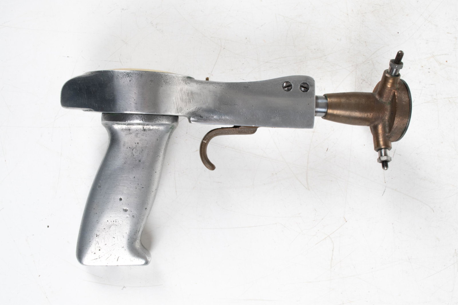 VINTAGE FEDERAL D6K PISTOL GRIP DIAL INDICATOR: Federal Products Model D6K industrial dial indicator with jeweled bearing and .0005" range. Dimensions: (Overall) H 5.5" x L 10.5" x W 3.5" Condition: Not tested. Some toning to dial; pitting and pati