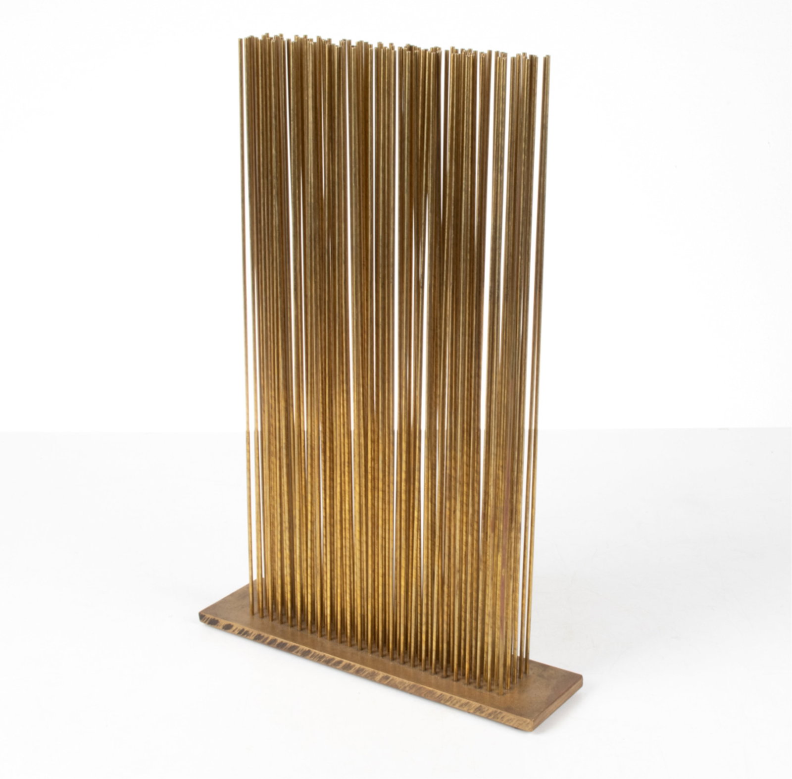MANNER OF BERTOIA BRASS KINETIC SOUND SCULPTURE: Apparently unsigned. Dimensions: H 18.5" x W 12" x D 3" Condition: Patina to finish.