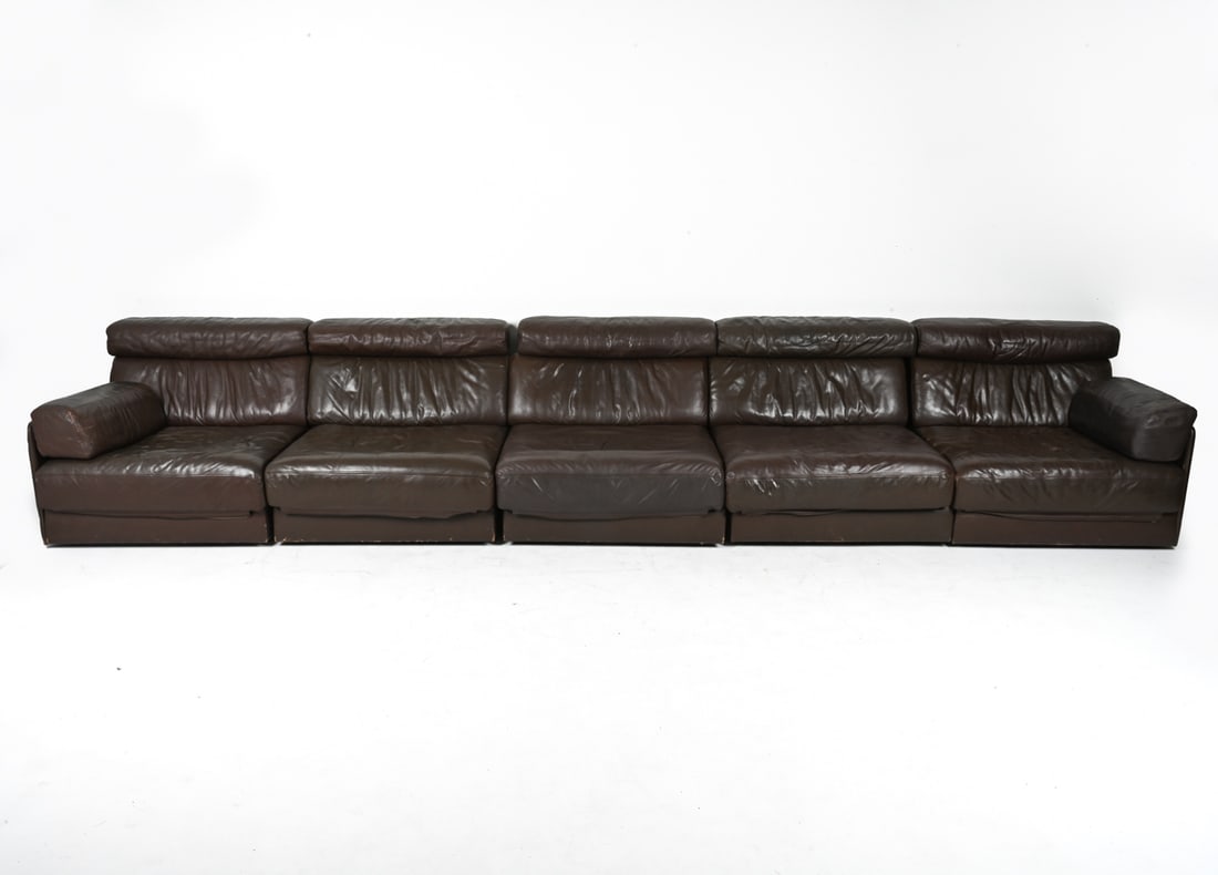 DE SEDE LEATHER DS-77 MODULAR SECTIONAL SOFA: De Sede lining fabric under seats. Dimensions: (Section with arm) H 33" x W 39" x D 37" x SH 13" Condition: A few slashes/tears to leather; areas of of soiling, scuffing and finish loss throughout. We