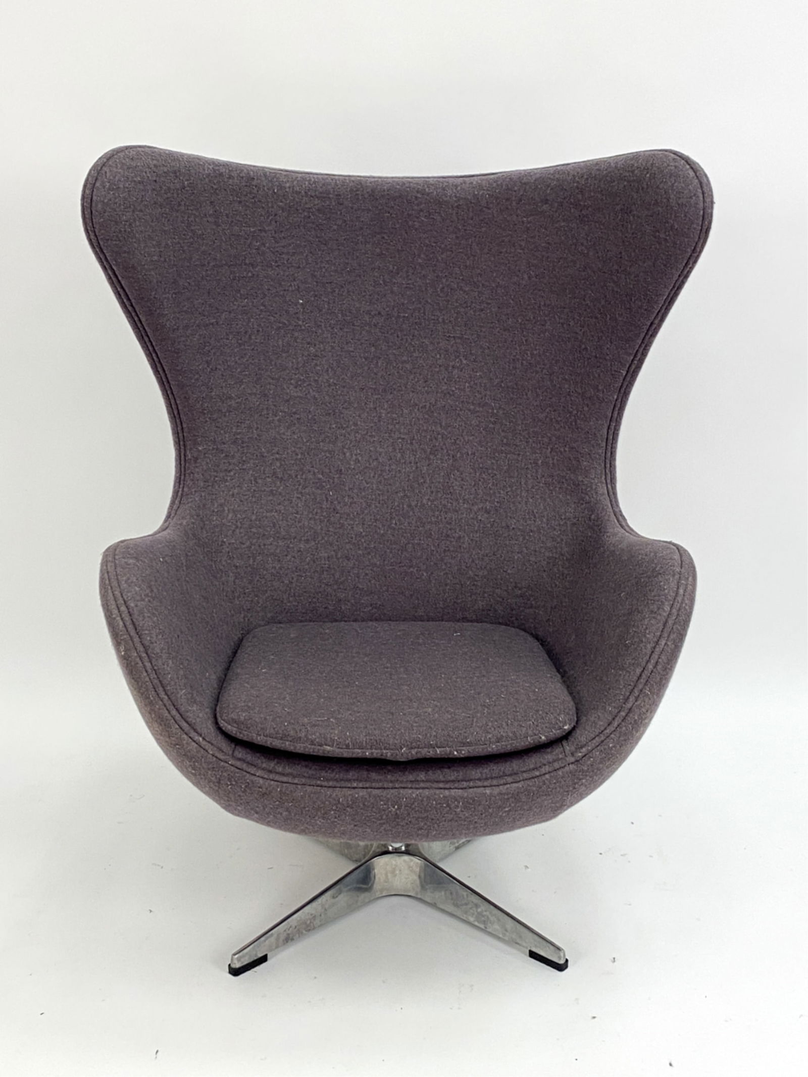 CONTEMPORARY EGG CHAIR: Egg chair in the manner of Arne Jacobsen for Fritz Hansen. Aluminum base. Apparently unmarked. Dimensions: H 42.5" x W 30" x D 29.5" x SH 17" Condition: Minor surface wear and scratches to base consis
