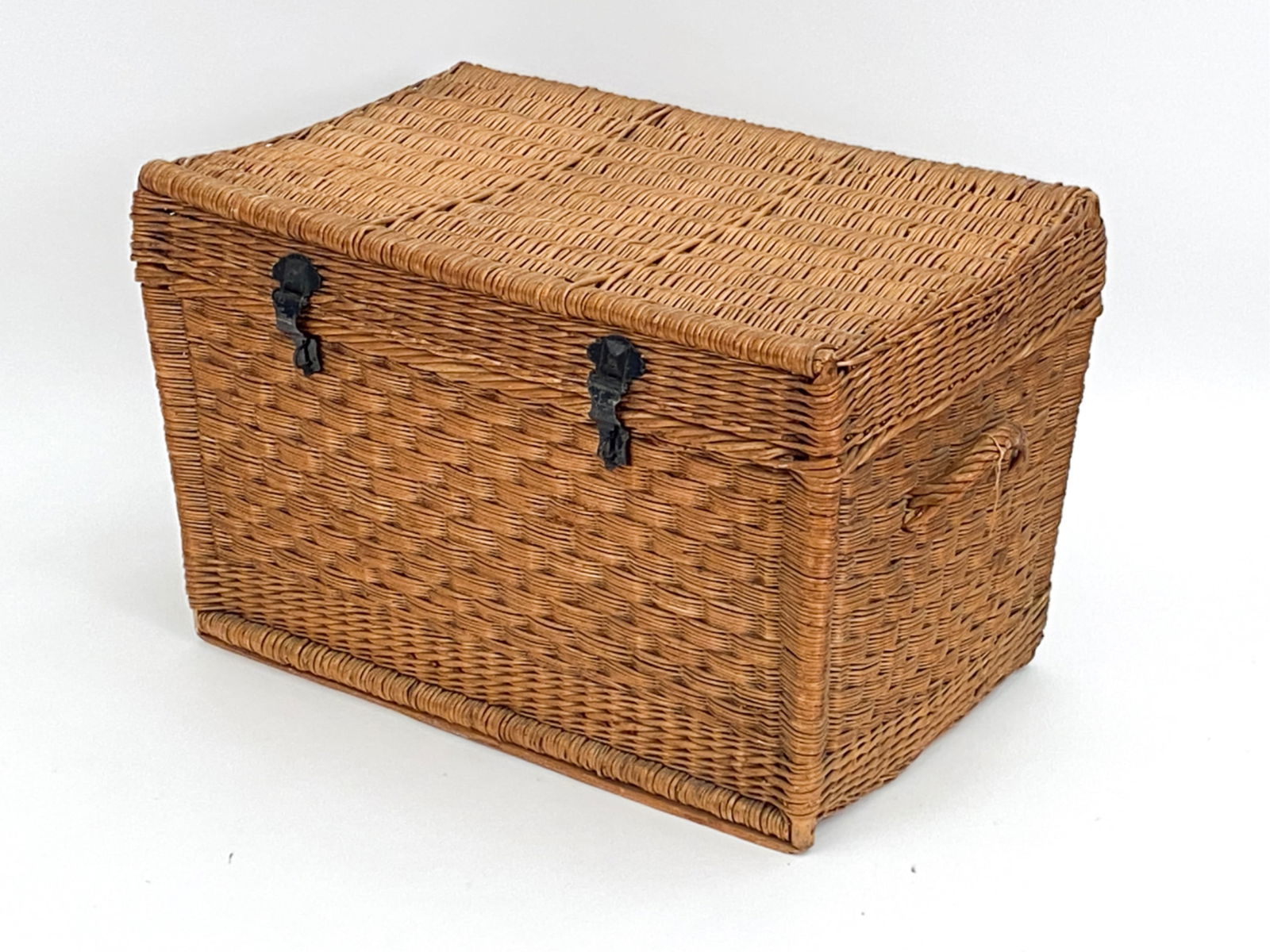 ANTIQUE WICKER TRUNK (1 of 14)