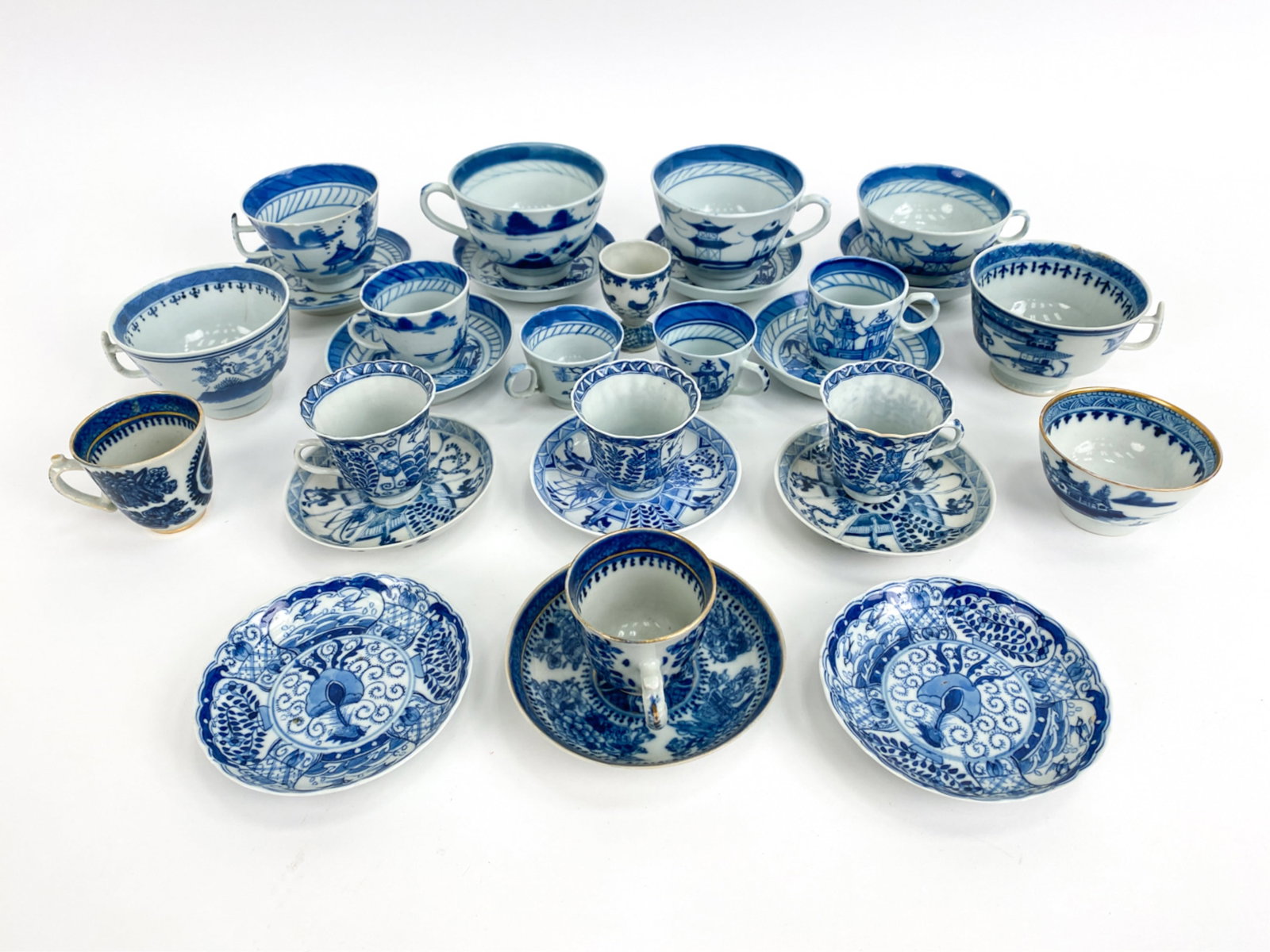 GROUPING OF CHINESE BLUE & WHITE CUPS & SAUCERS (1 of 17)