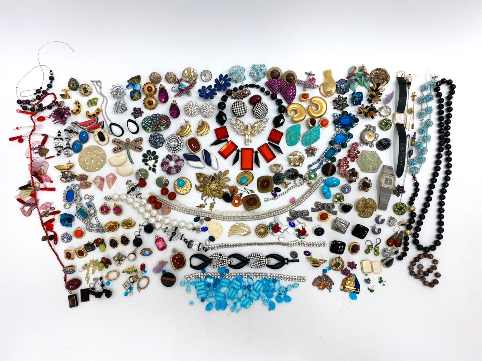 VINTAGE JEWELRY & FINDINGS INCL. CARVED JADE: Grouping of vintage designer, costume and demi-fine jewelry and findings, including (2) carved nephrite jade medallions, earrings by Givenchy, Alice Caviness, Les Bernard, and various others. Dimensio