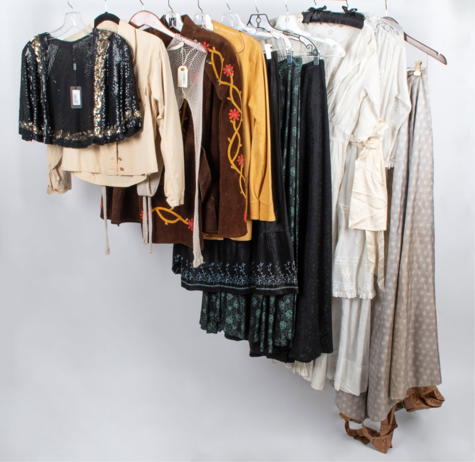 GROUPING OF ANTIQUE & VINTAGE CLOTHING (1 of 20)