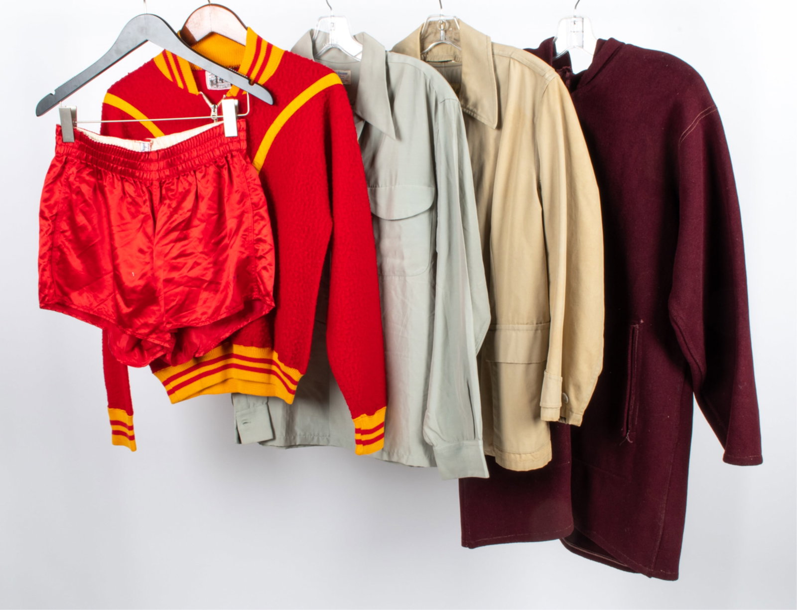 GROUPING OF VINTAGE ATHLETIC & SPORTSWEAR (1 of 16)