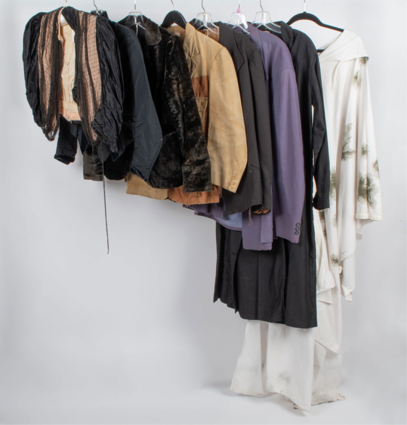 GROUPING OF ANTIQUE & VINTAGE CLOTHING & COSTUME (1 of 20)