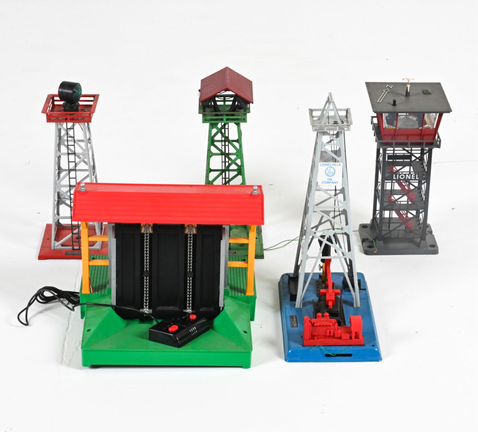 VINTAGE LIONEL O-GAUGE MODEL TRAIN ACCESSORIES (1 of 10)