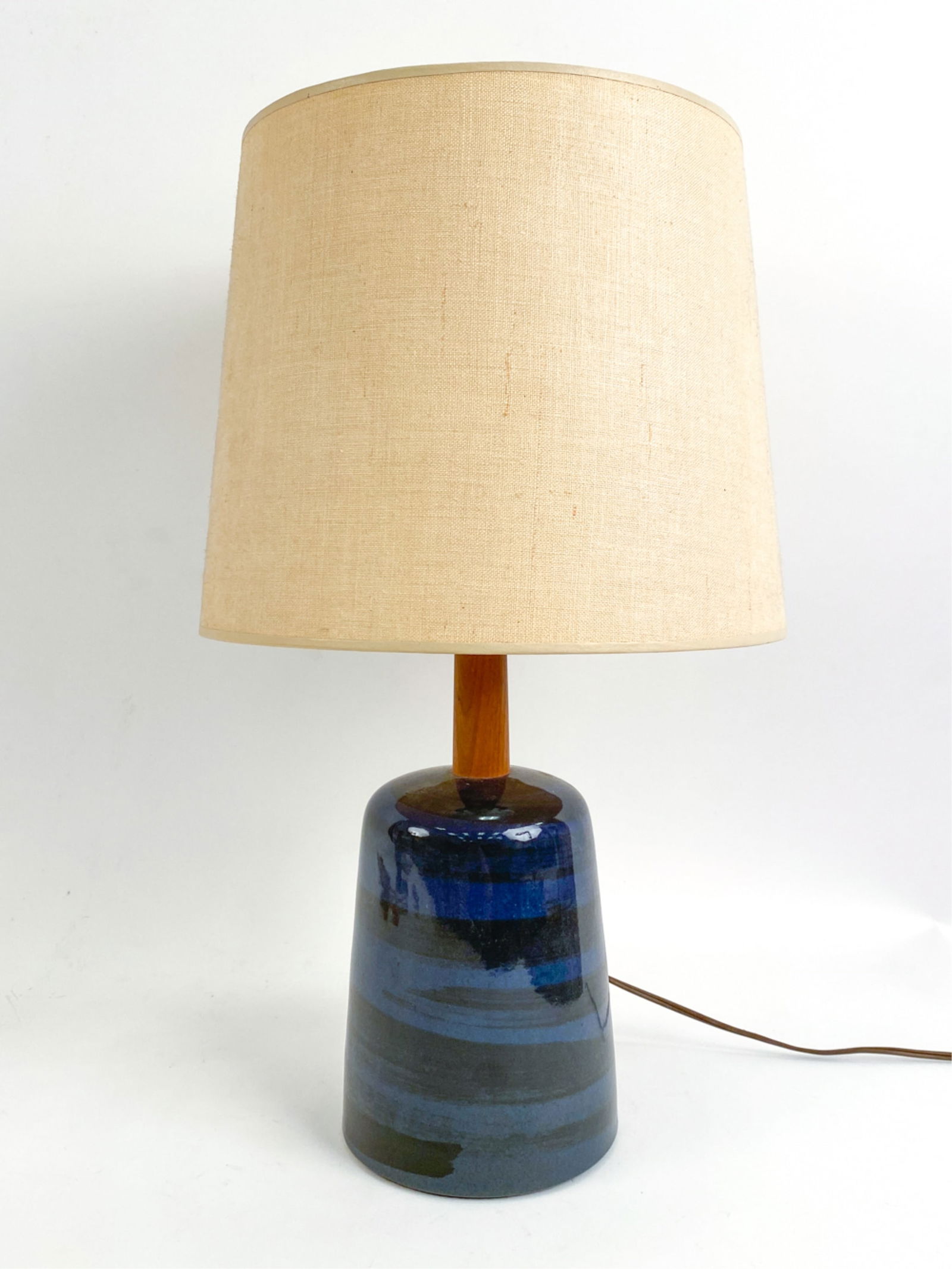 MID-CENTURY MARTZ CERAMIC & TEAK TABLE LAMP (1 of 8)