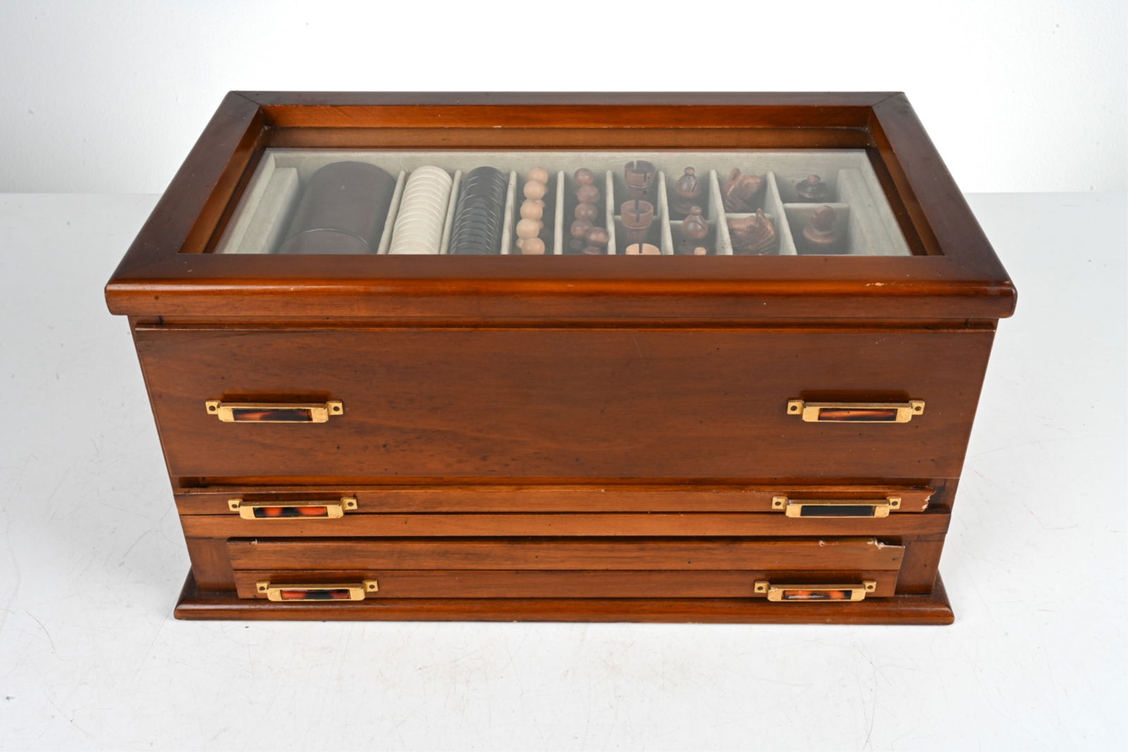 VINTAGE GAMES BOX WITH HAND-CARVED WOOD CHESS SET (1 of 20)