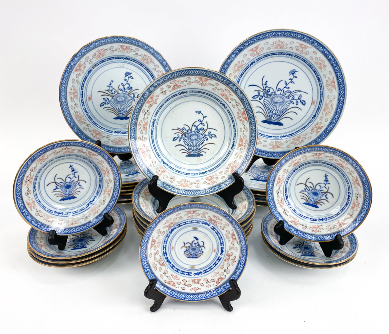 CHINESE EXPORT-STYLE PORCELAIN GROUPING (1 of 8)
