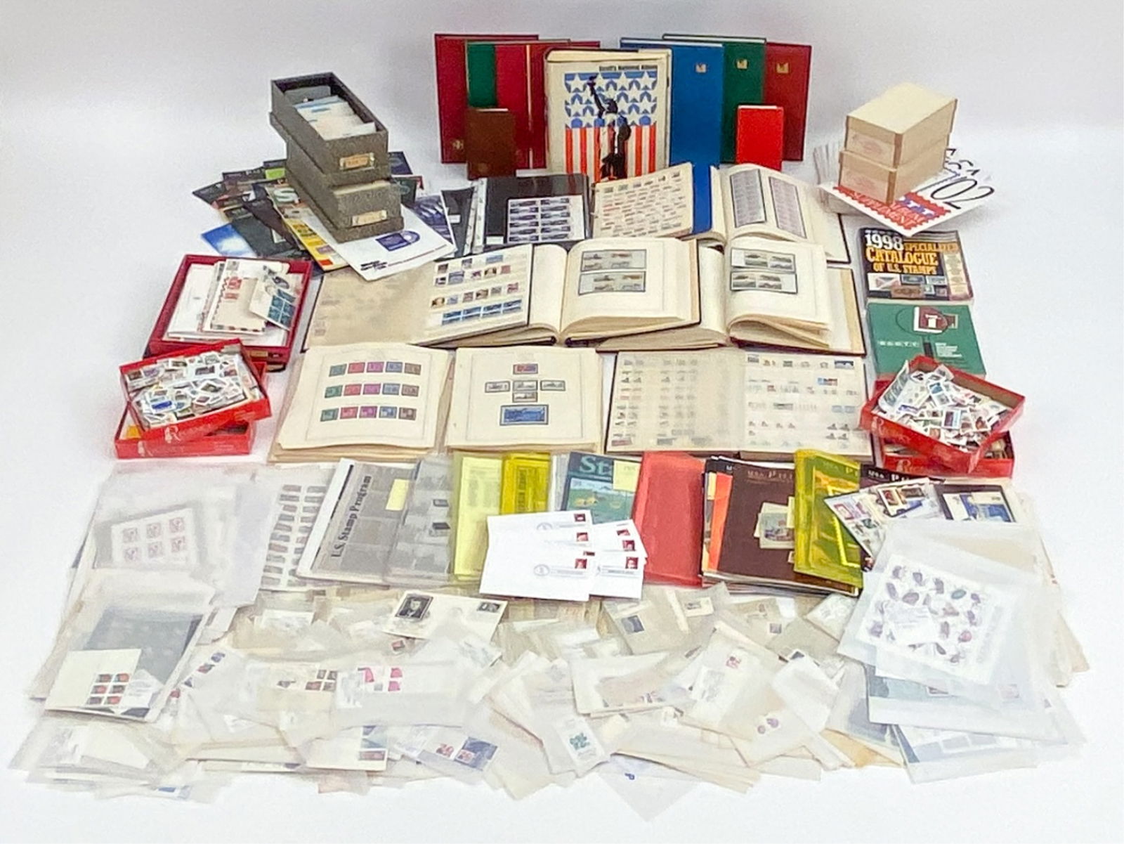 LARGE GROUPING OF AMERICAN STAMPS (1 of 19)