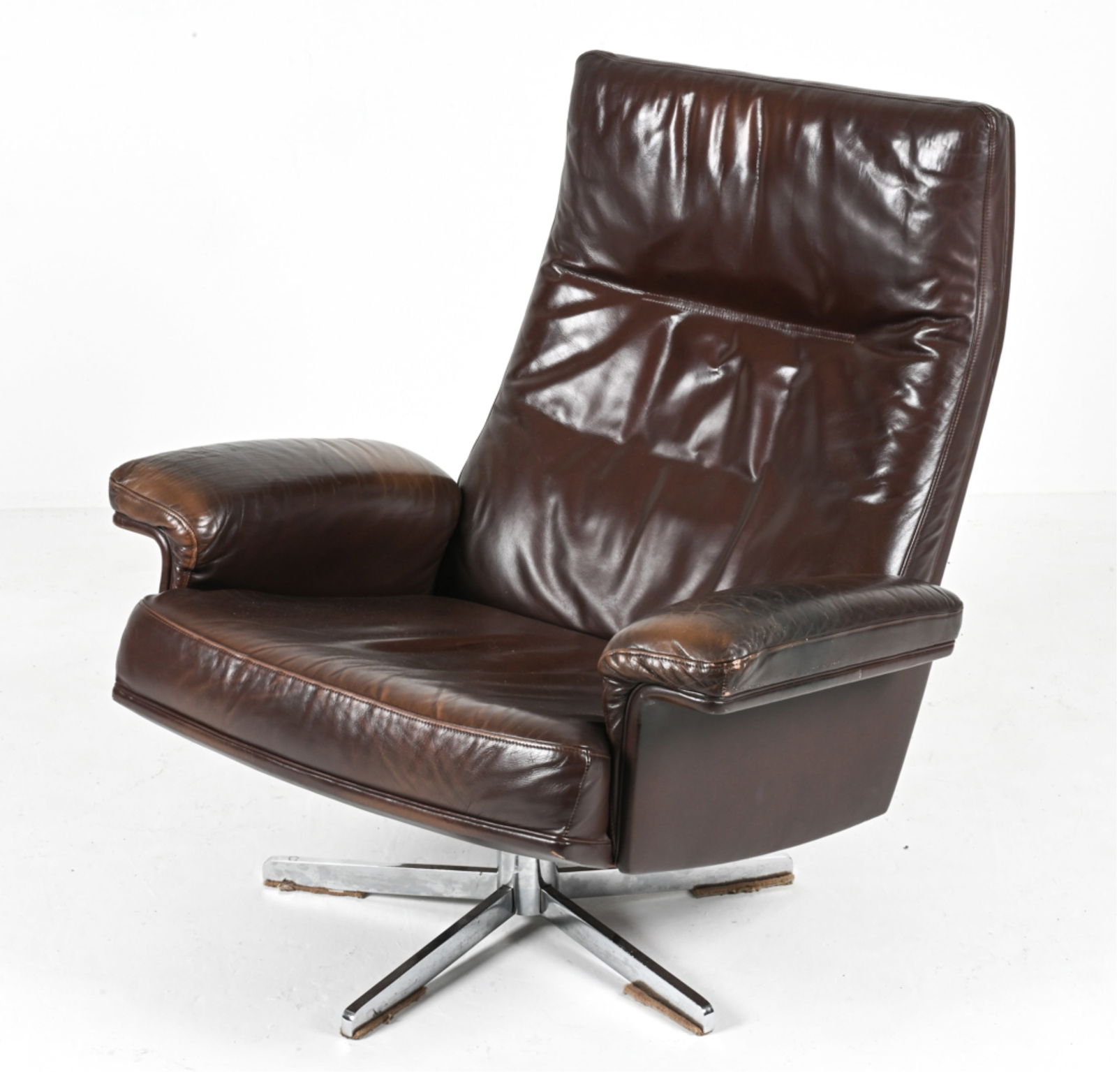 DE SEDE LEATHER SWIVEL LOUNGE CHAIR, C. 1970'S: Dimensions: H 36" x W 34 x D 33" x SH 16.5" Condition: In very good vintage condition overall. Leather with natural patination, some rubbing to armrests, a few nicks and small surface losses to corner