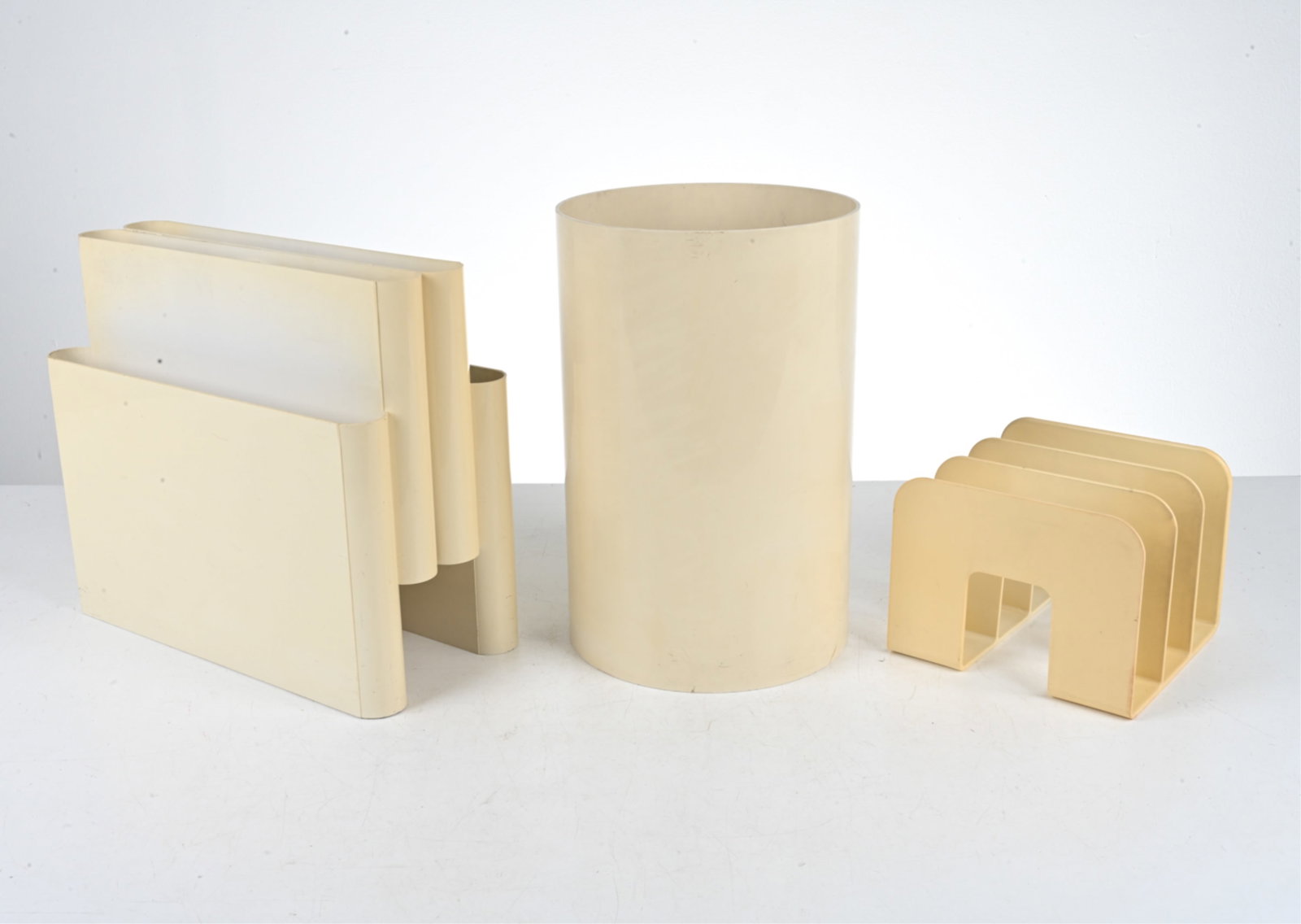 GROUPING OF SPACE AGE PLASTIC DECOR INCL. KARTELL (1 of 9)