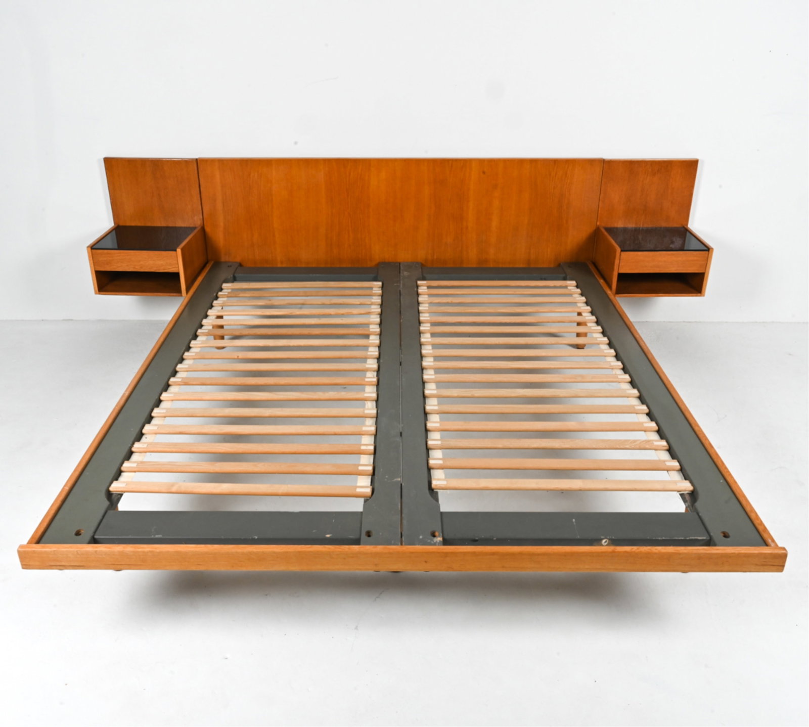 HANS WEGNER GETAMA OAK QUEEN BED & NIGHTSTANDS (1 of 16)