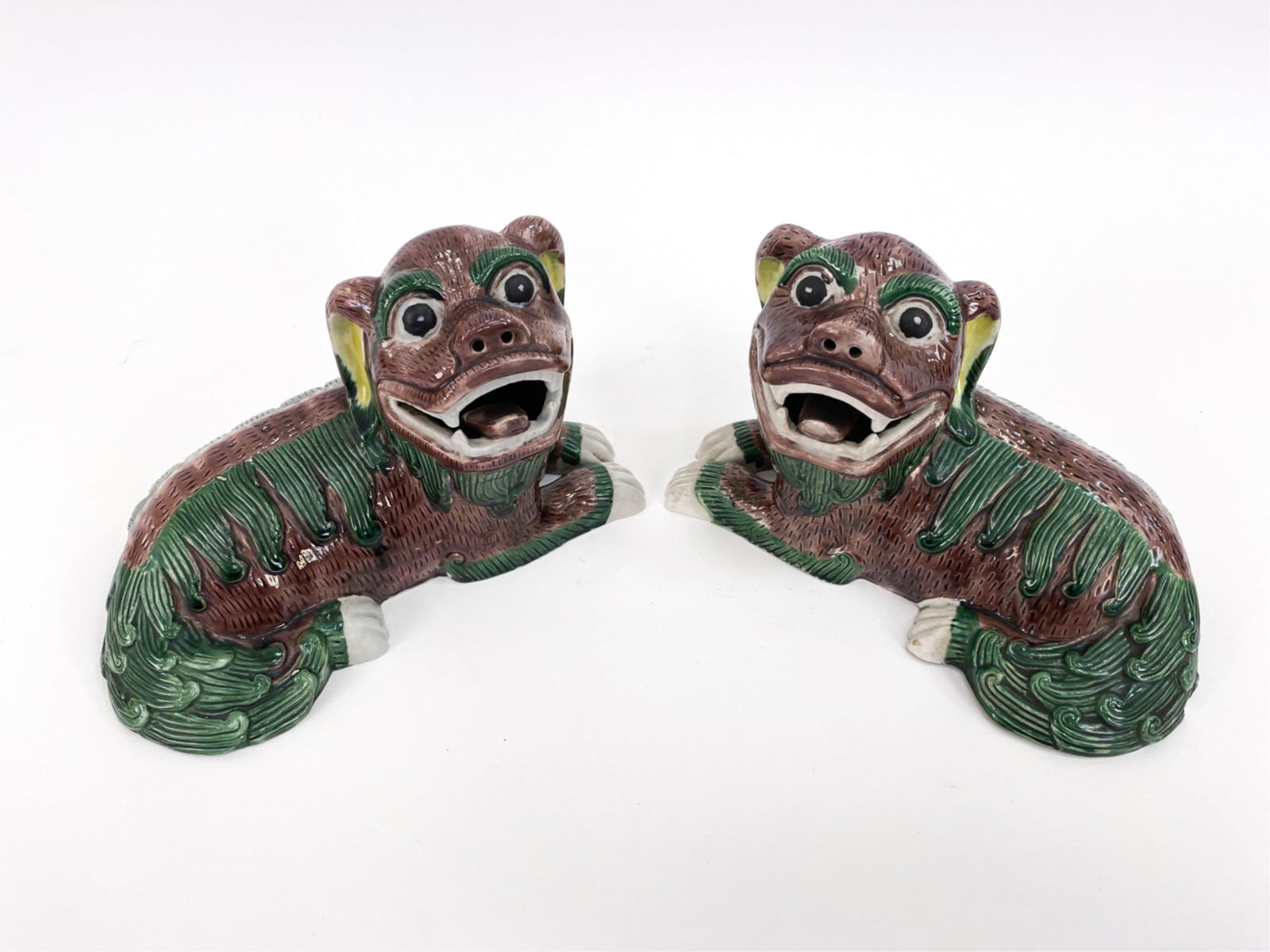PAIR OF CONTEMPORARY CHINESE CERAMIC FOO DOGS (1 of 12)