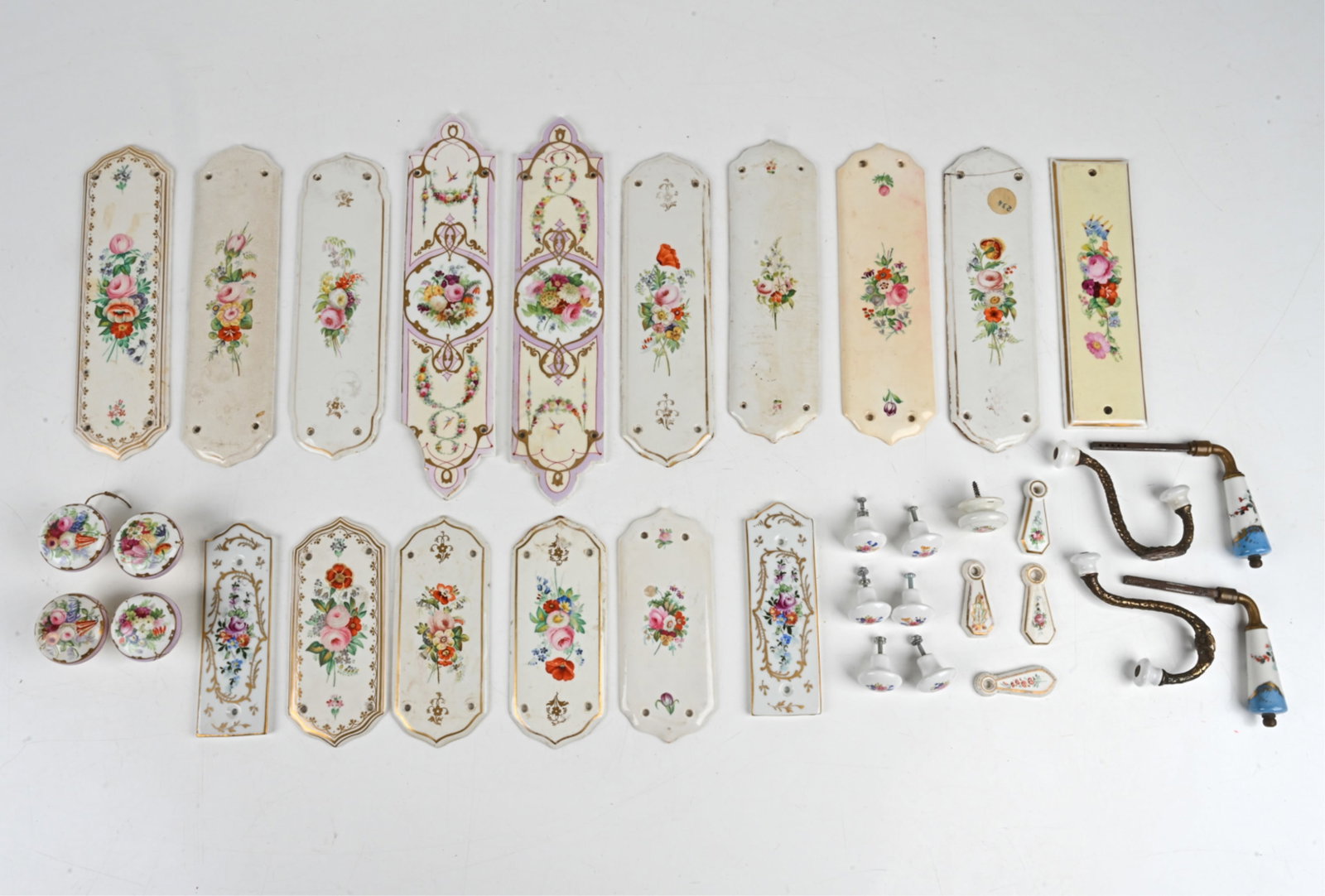 GROUPING OF ANTIQUE PORCELAIN DOOR HARDWARE (1 of 16)