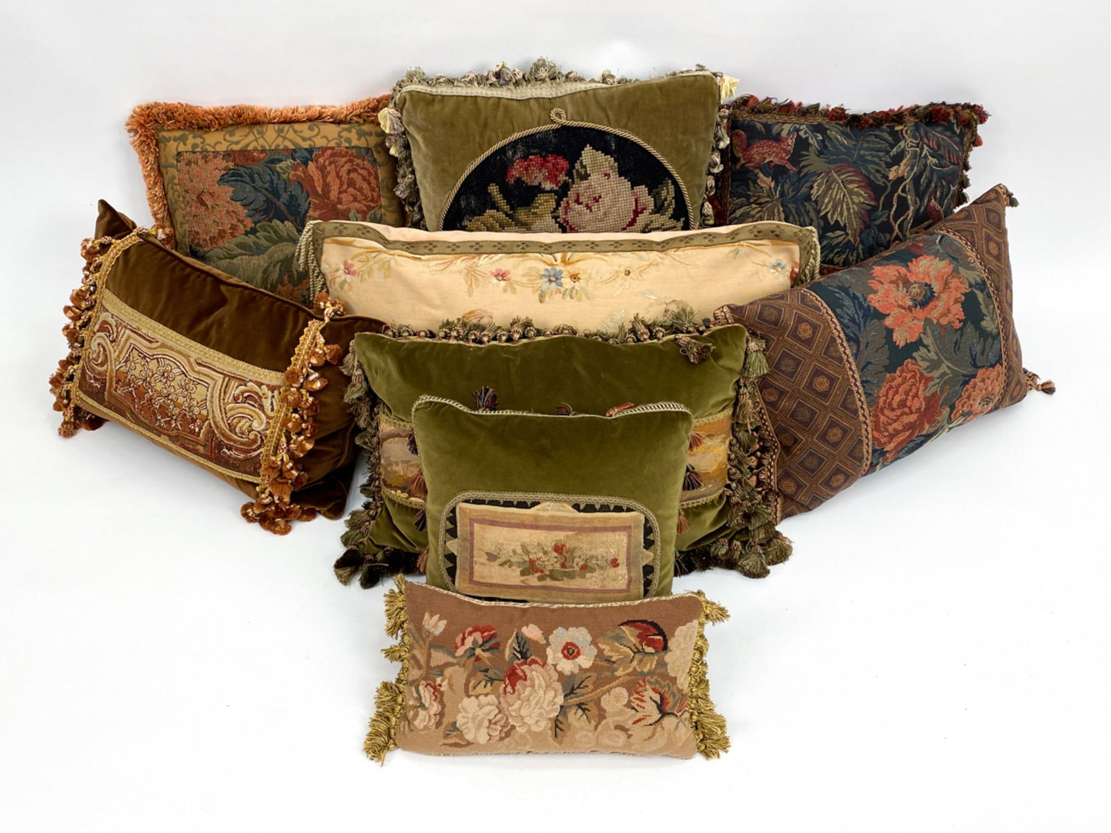 GROUPING OF PILLOWS INCL. TAPESTRY (1 of 10)