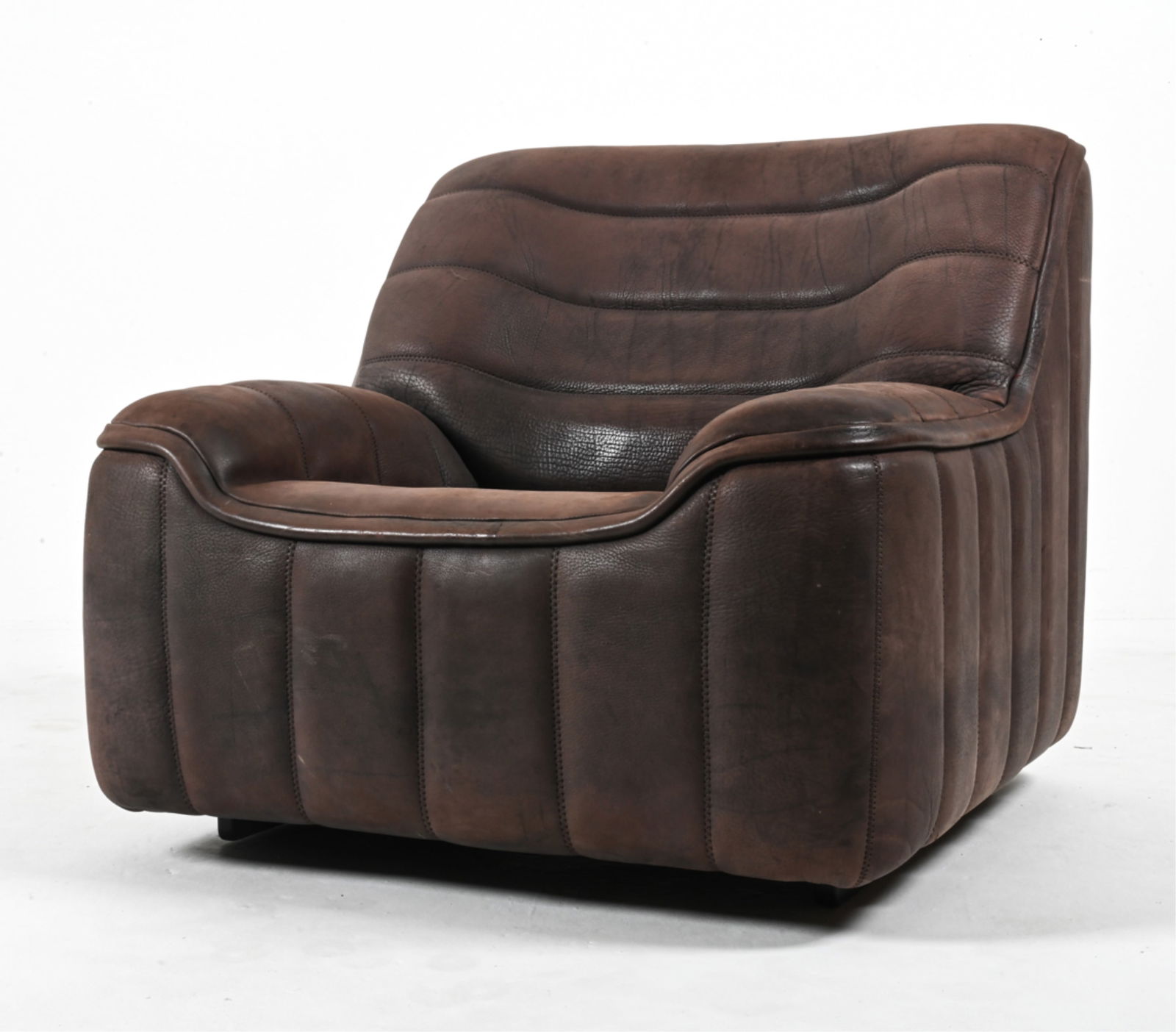 DE SEDE DS-84 BUFFALO LEATHER LOUNGE CHAIR (1 of 17)