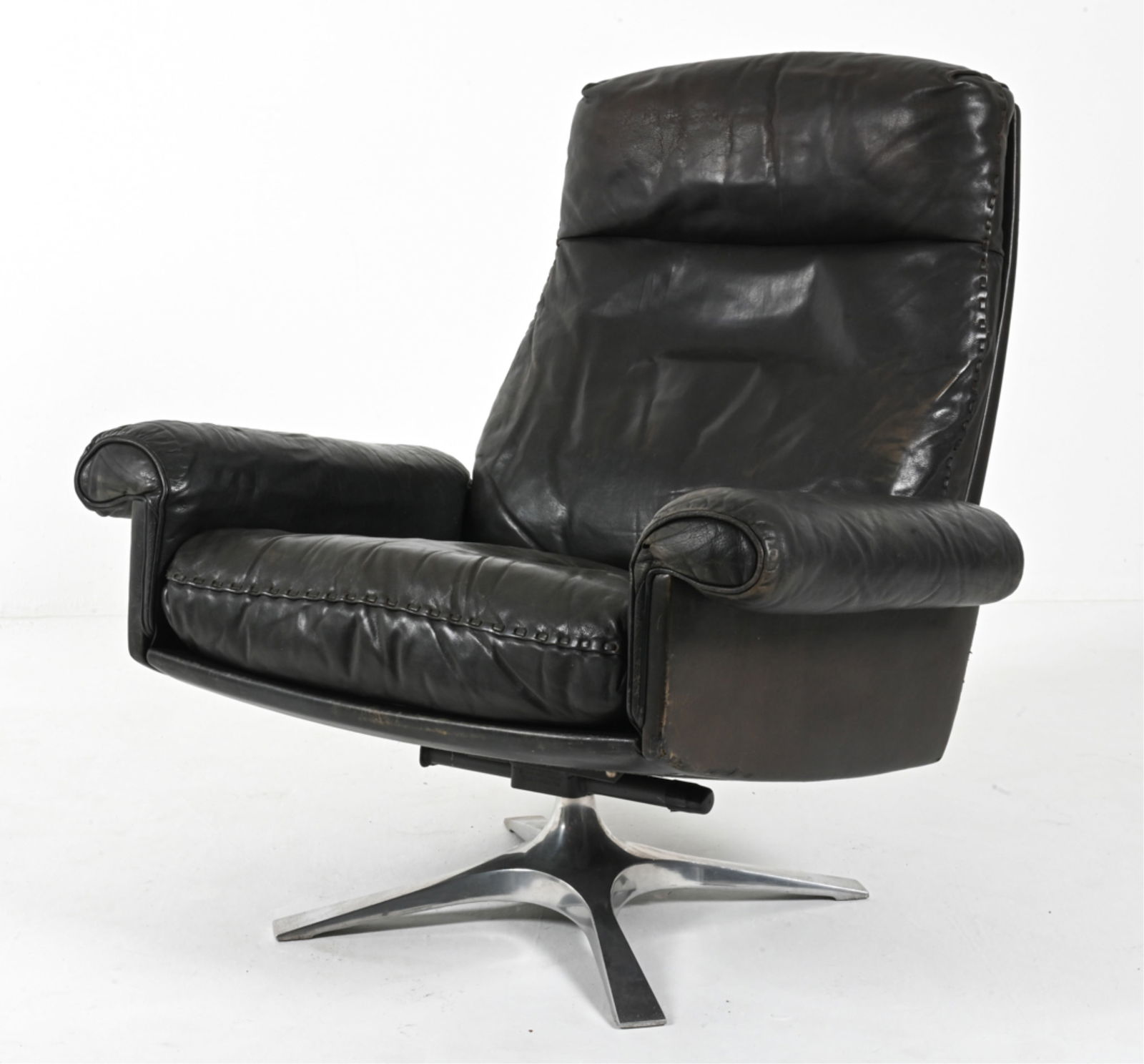 DE SEDE LEATHER SWIVEL LOUNGE CHAIR, C. 1970'S: Dimensions: H 31" x W 34.75" x D 41.5" x SH 18" Condition: Small tear to the leather at the left arm. Some natural patination and light surface wear consistent with age. PC058