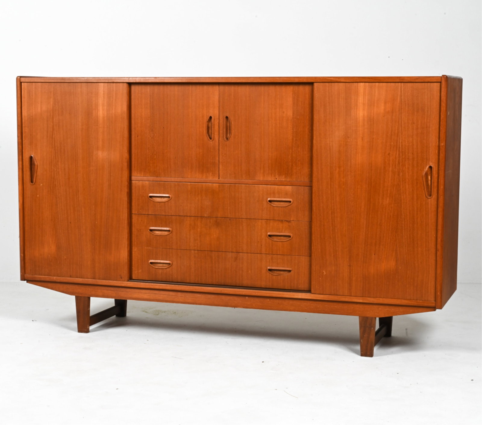 P. WESTERGAARD DANISH TEAK HIGHBOARD BAR CABINET (1 of 20)