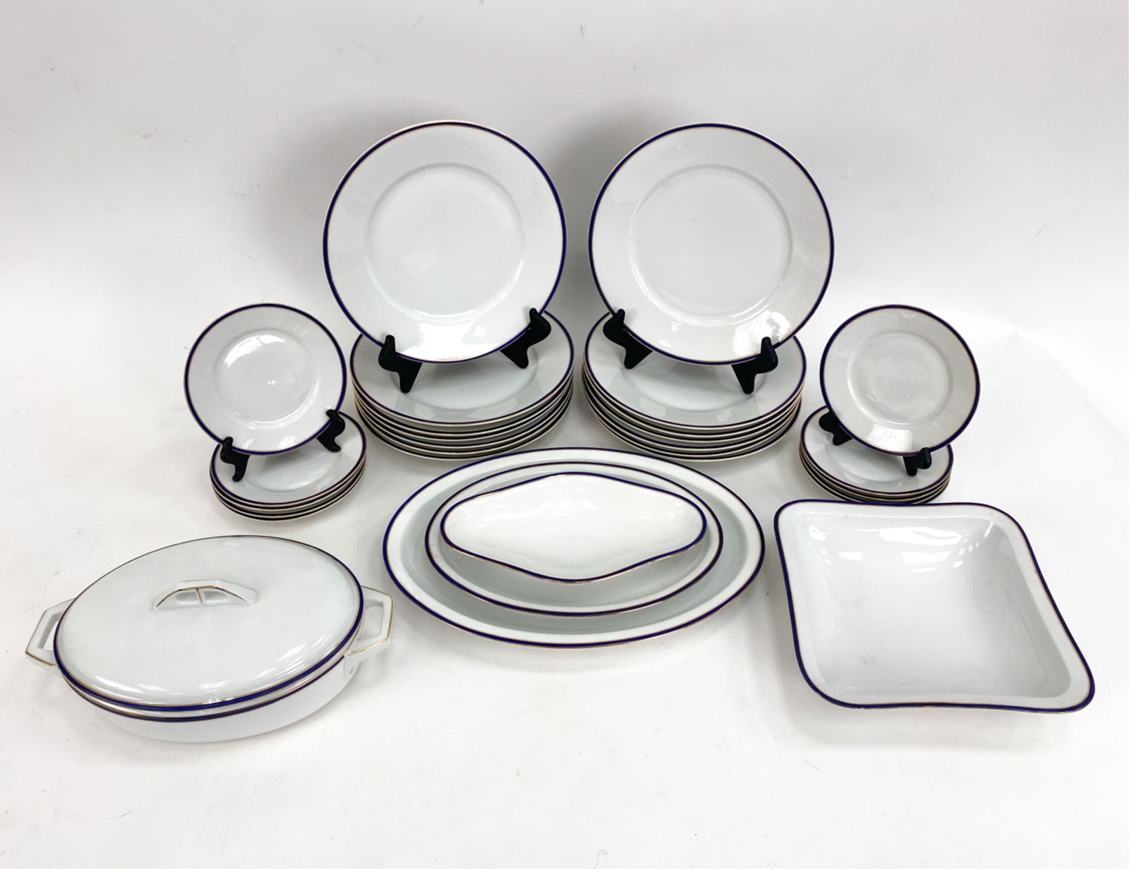 GROUPING OF HUTSCHENREUTHER PORCELAIN (1 of 12)