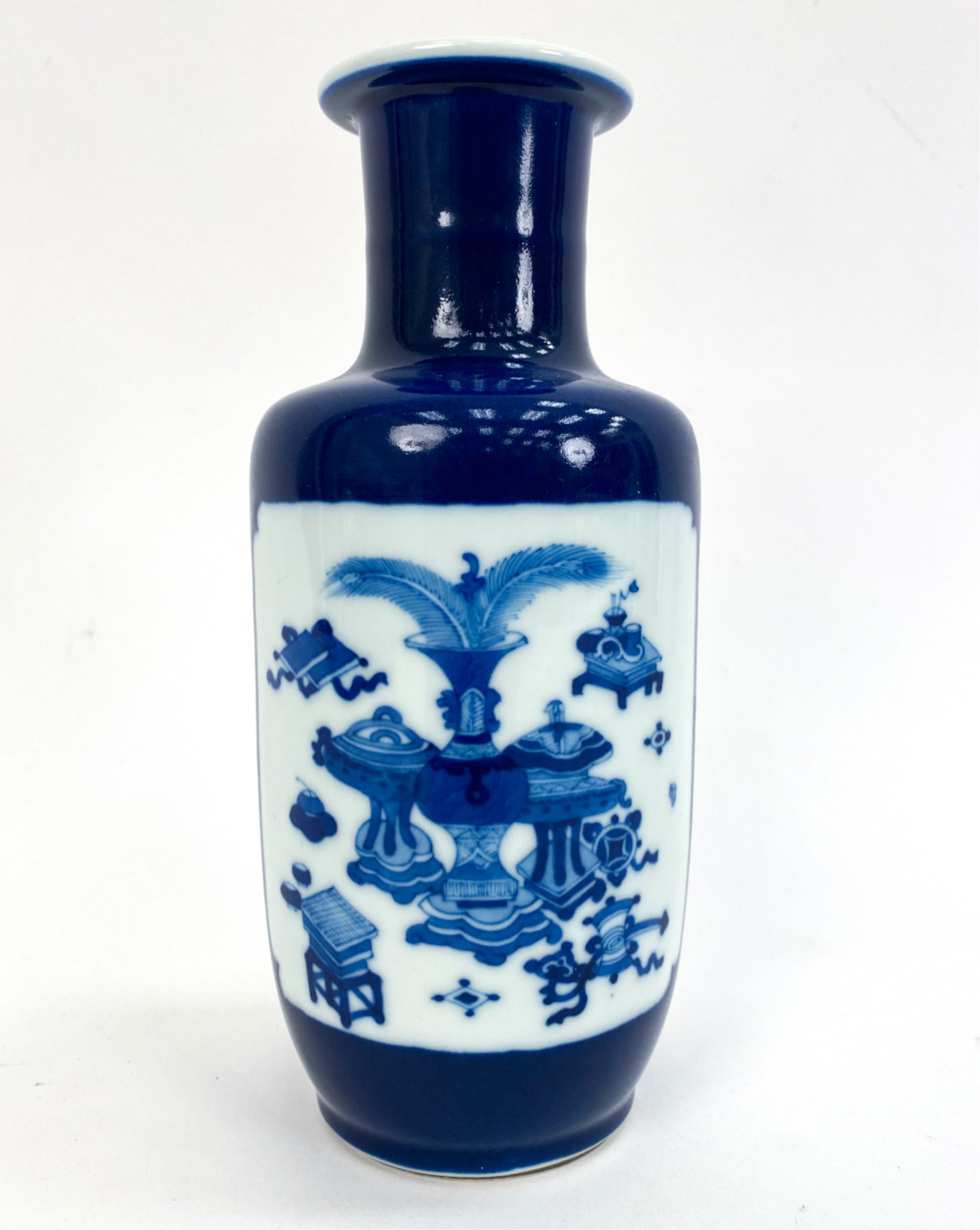 CHINESE BLUE AND WHITE PORCILAIN VASE (1 of 10)