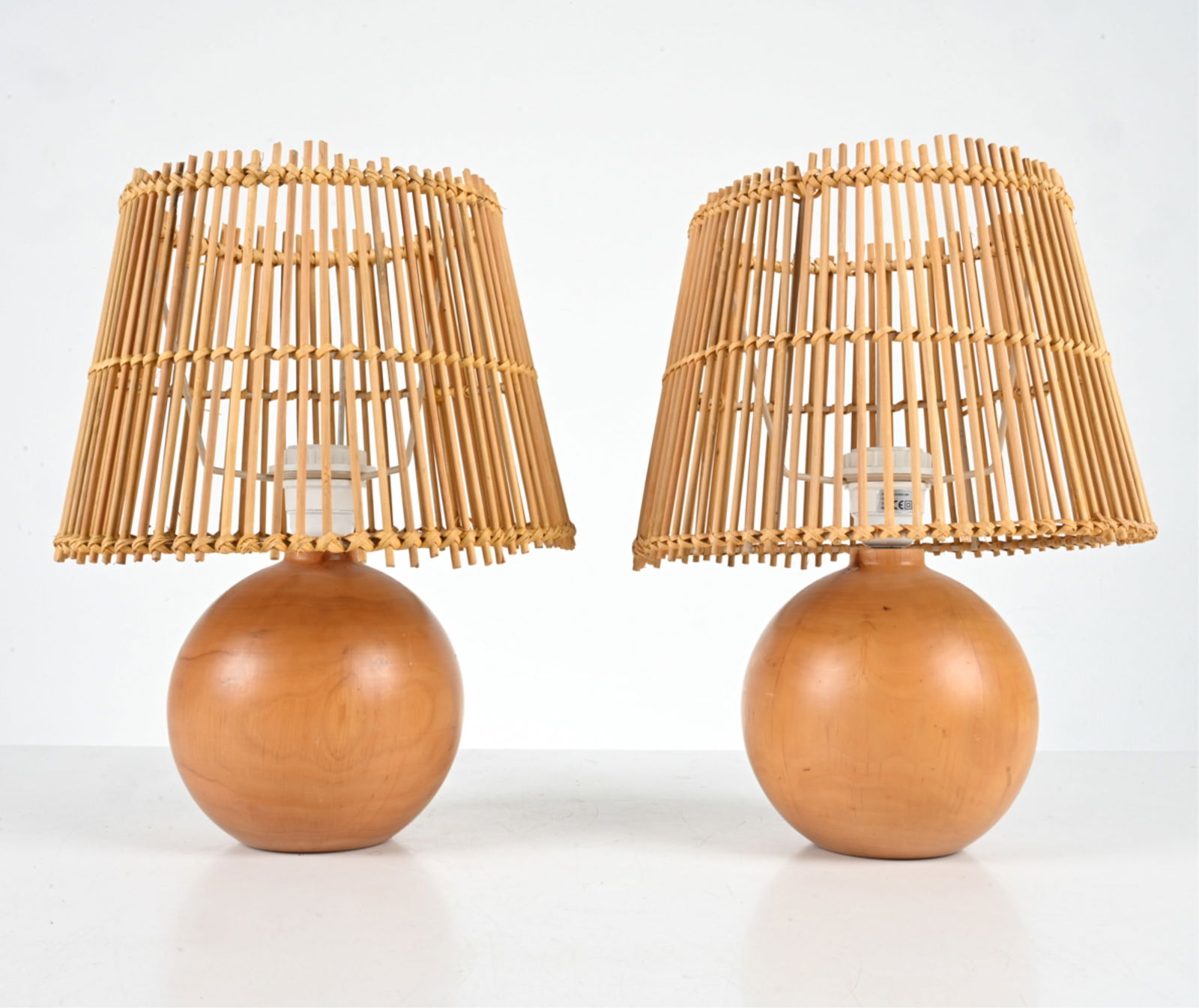 PAIR OF DUTCH MODERN TURNED WOOD TABLE LAMPS (1 of 17)